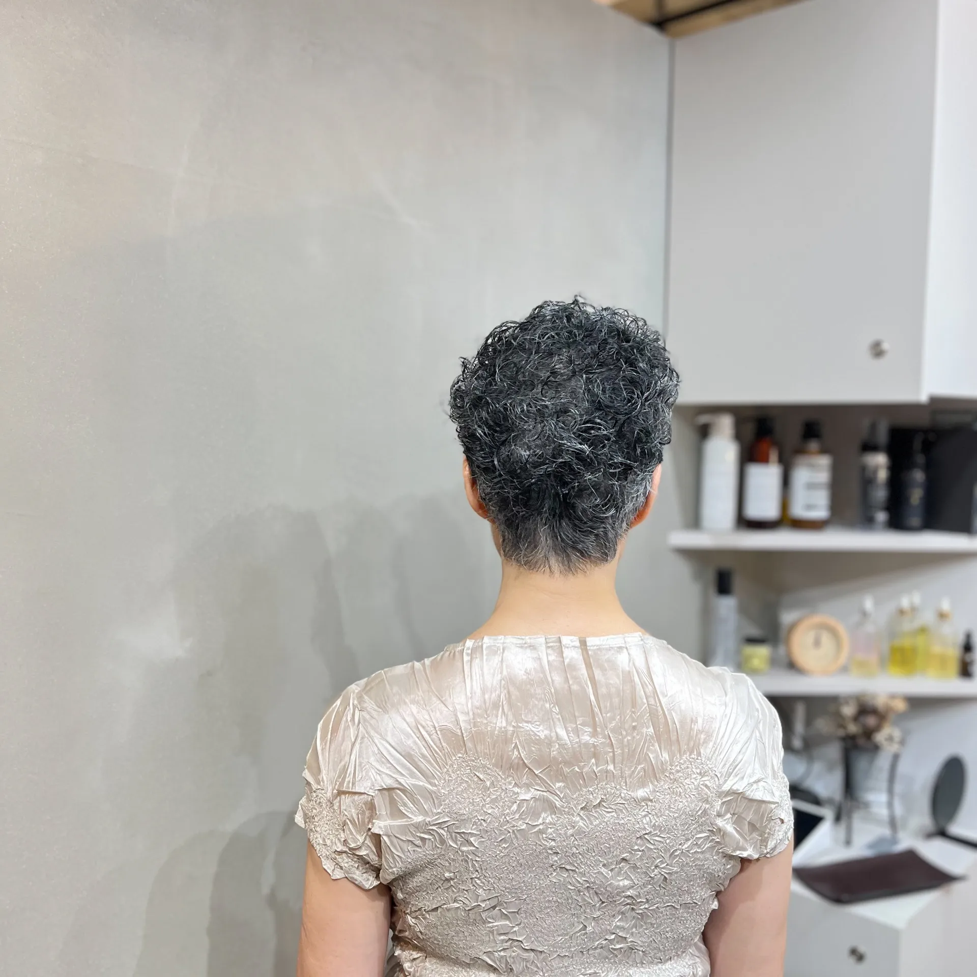 くせ毛が自然に決まる。50代のための大人のリーゼント風ショート