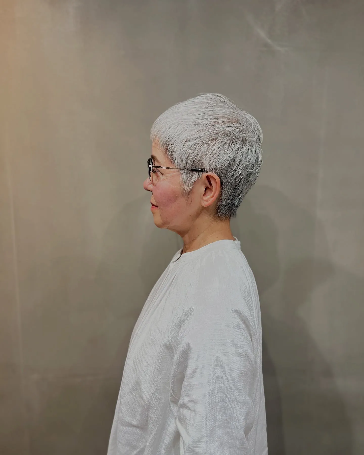 60代・70代・80代に似合うグレーヘアのベリーショート｜上...
