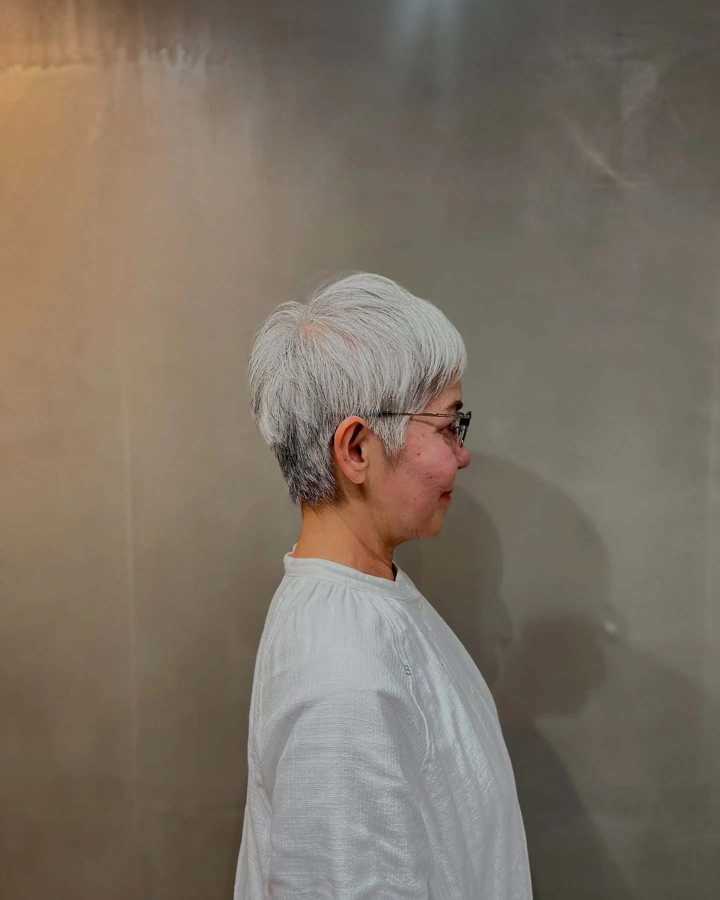 60代・70代・80代に似合うグレーヘアのベリーショート｜上...