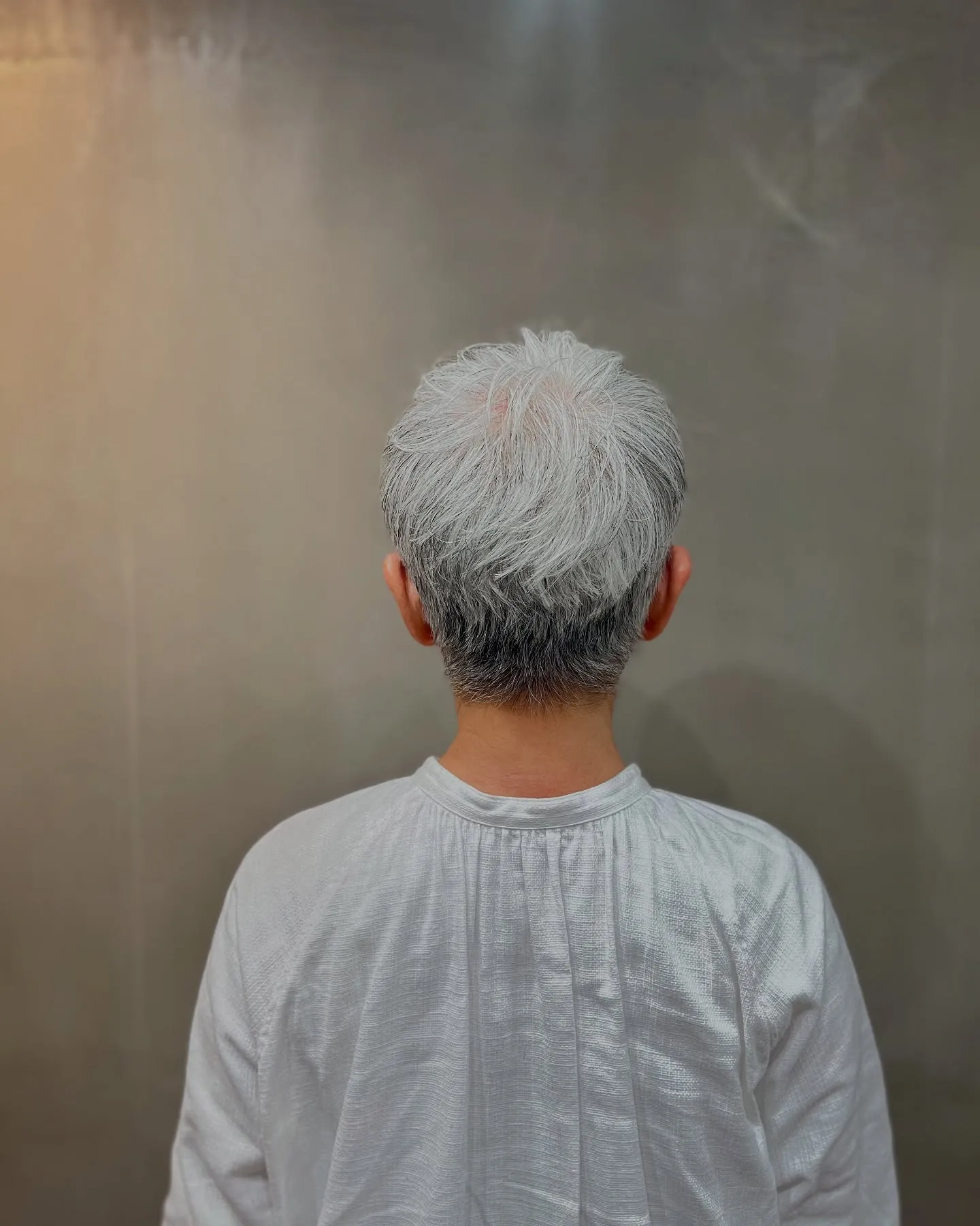 60代・70代・80代に似合うグレーヘアのベリーショート｜上...