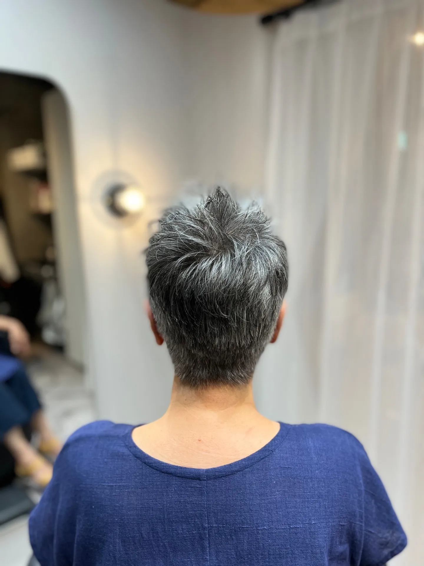 上品で凛とした印象に。50代・60代・70代のグレーヘアアップバングショート|一宮町美容室