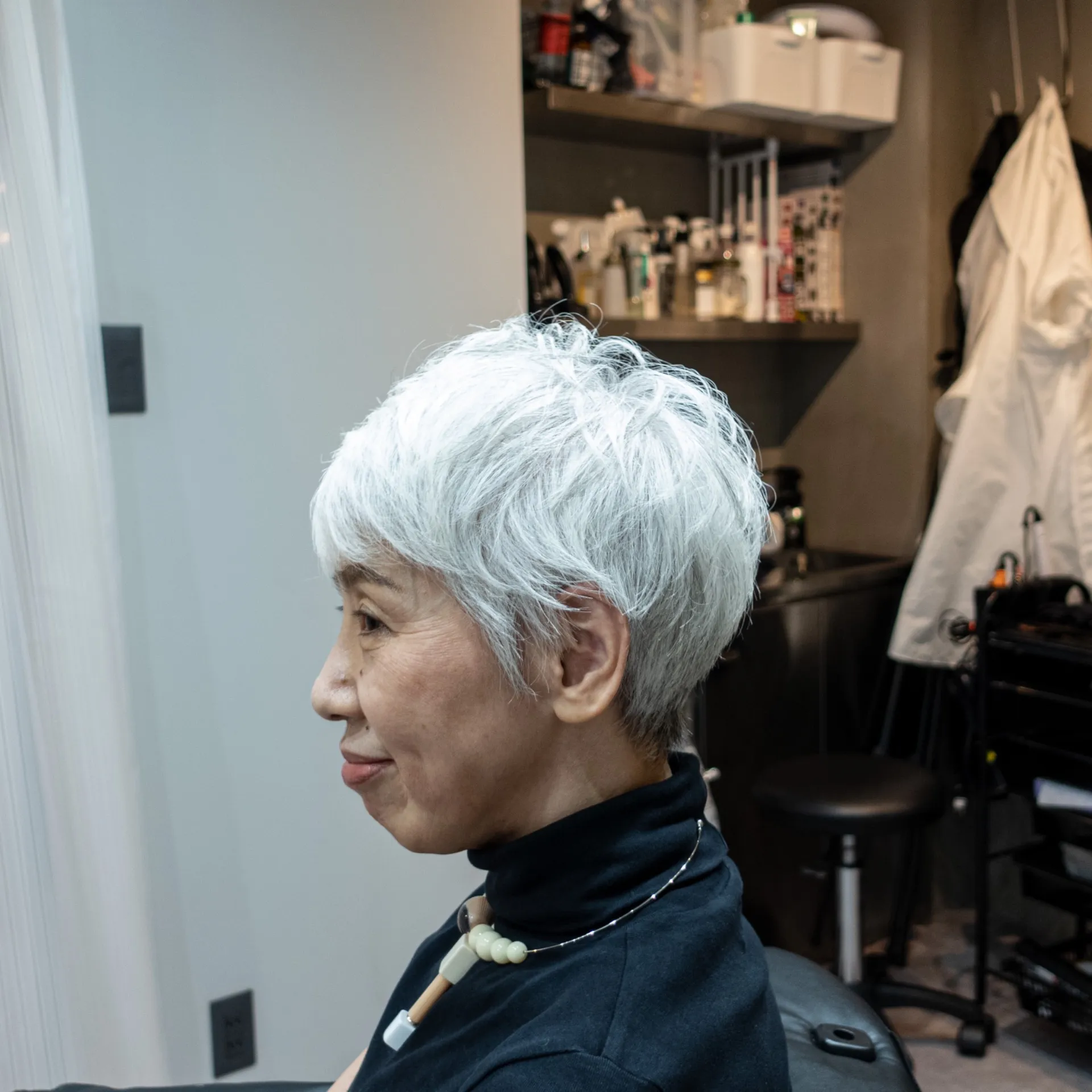 一宮町で叶える。50代・60代・70代のグレーヘアショートスタイルサイド