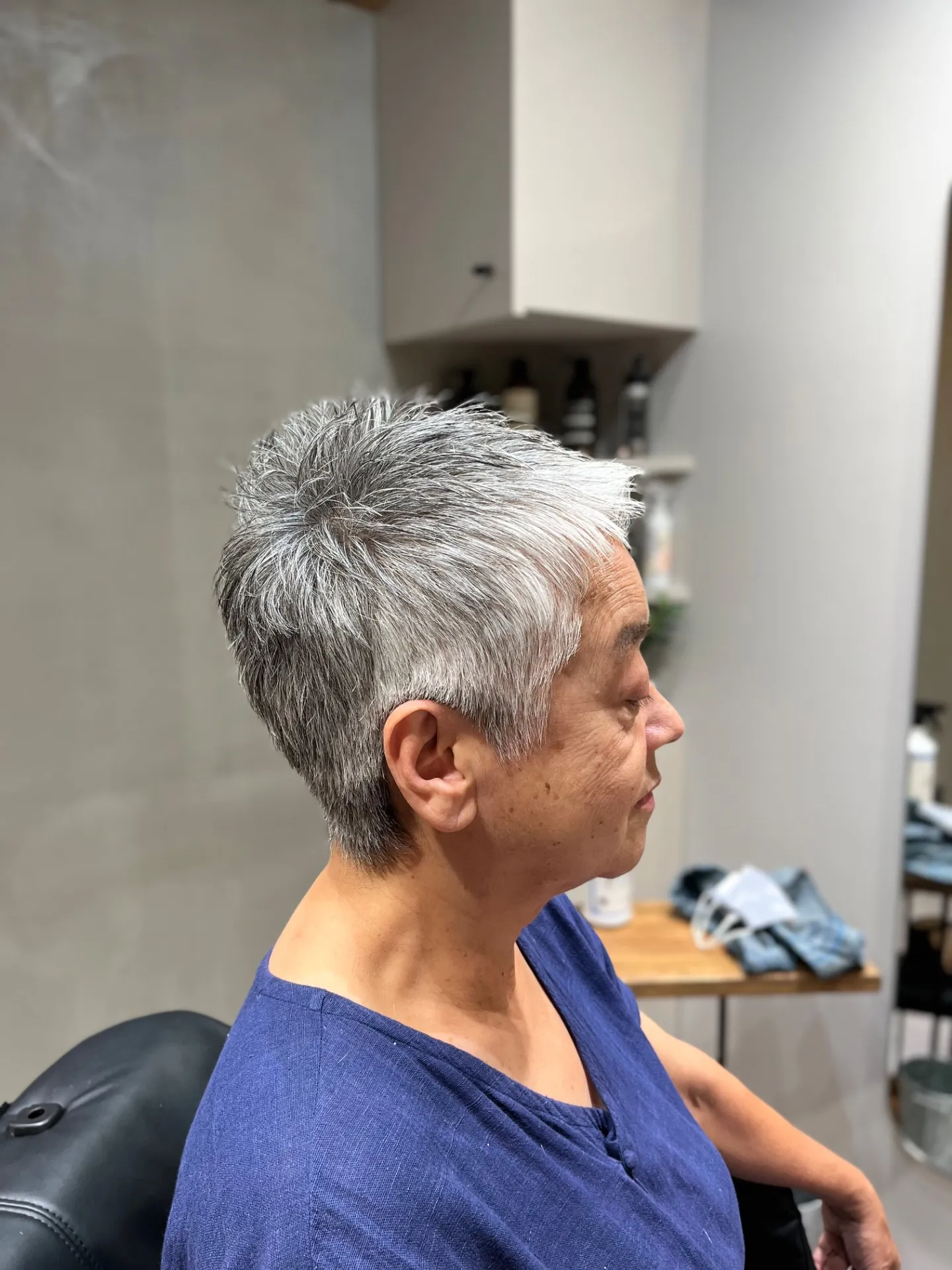 上品で凛とした印象に。50代・60代・70代のグレーヘアアップバングショート|一宮町美容室