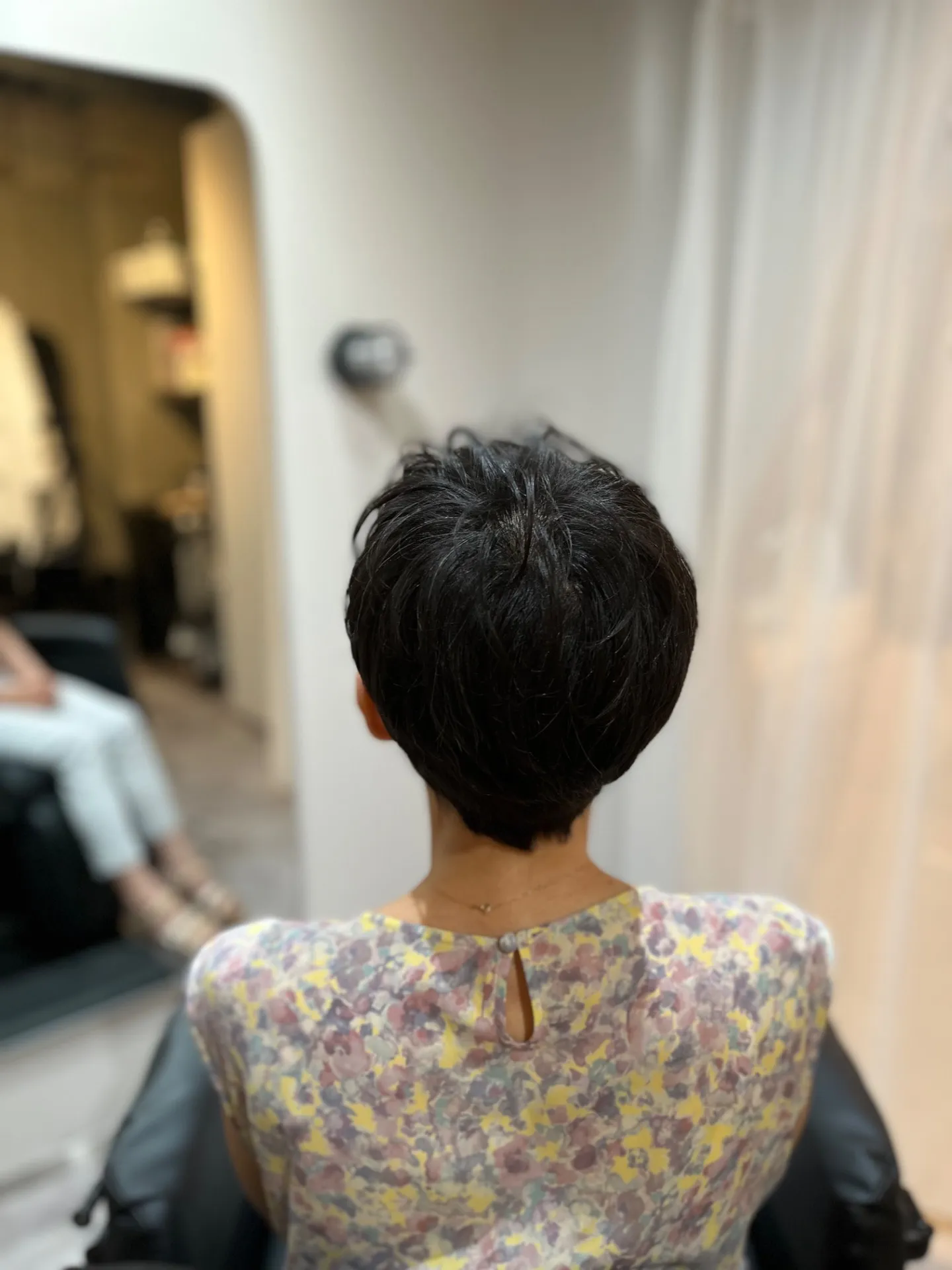 「自分らしく美しく。40代・50代・60代のためのベリーショートヘア」｜一宮町美容院バック