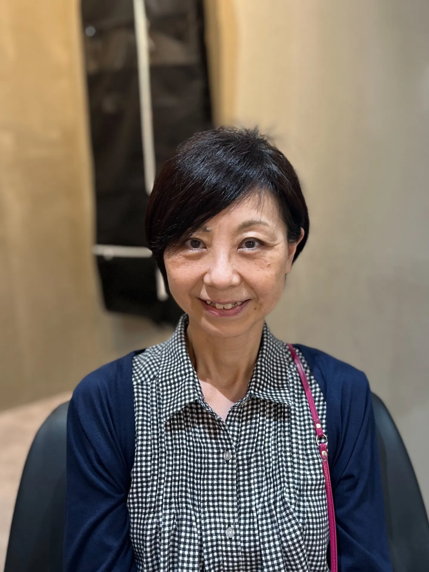 「大人女性の美しさを引き立てる。40代・50代・60代の前下がりショート」