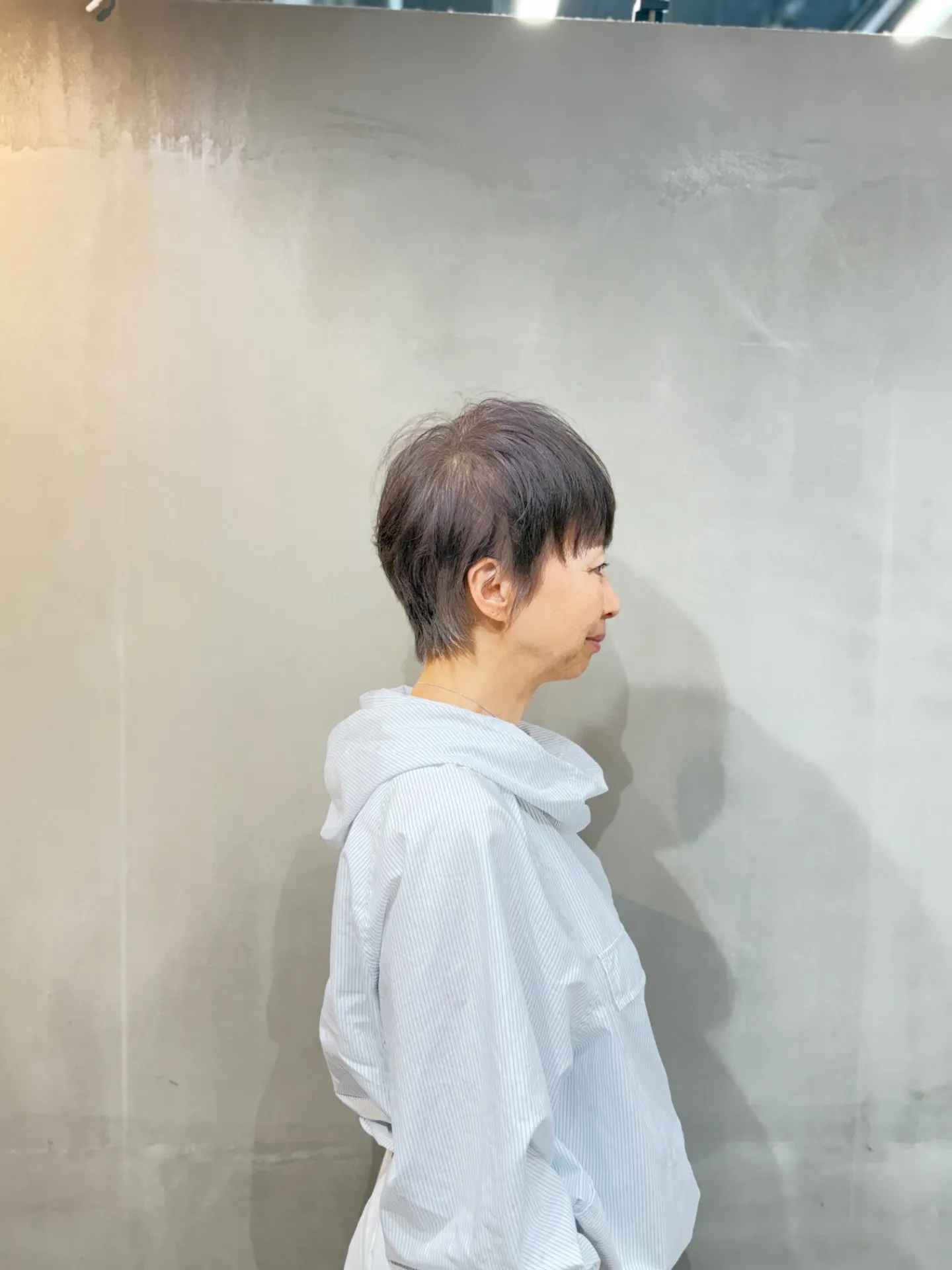 「40代・50代・60代髪型｜軟毛でもふんわり決まるショートスタイル」サイド