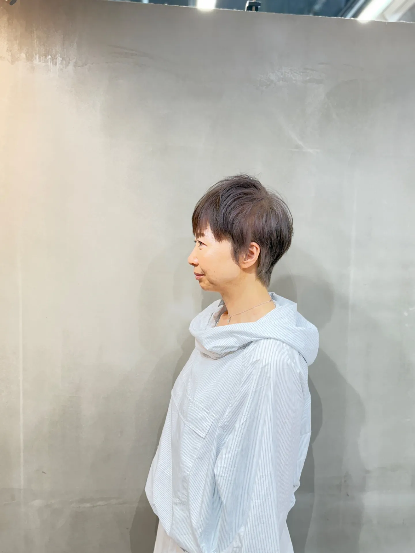 「40代・50代・60代髪型｜軟毛でもふんわり決まるショートスタイル」サイド