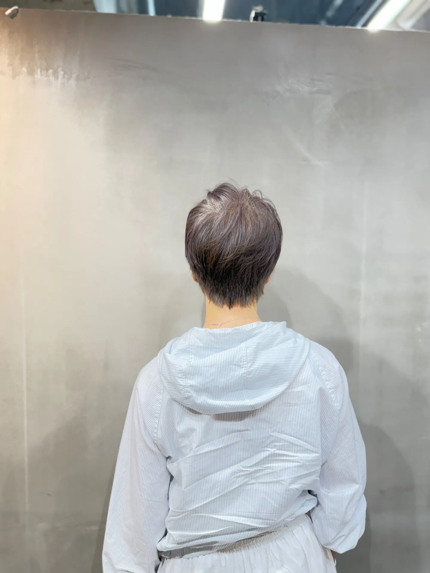 「40代・50代・60代髪型｜軟毛でもふんわり決まるショートスタイル」バック
