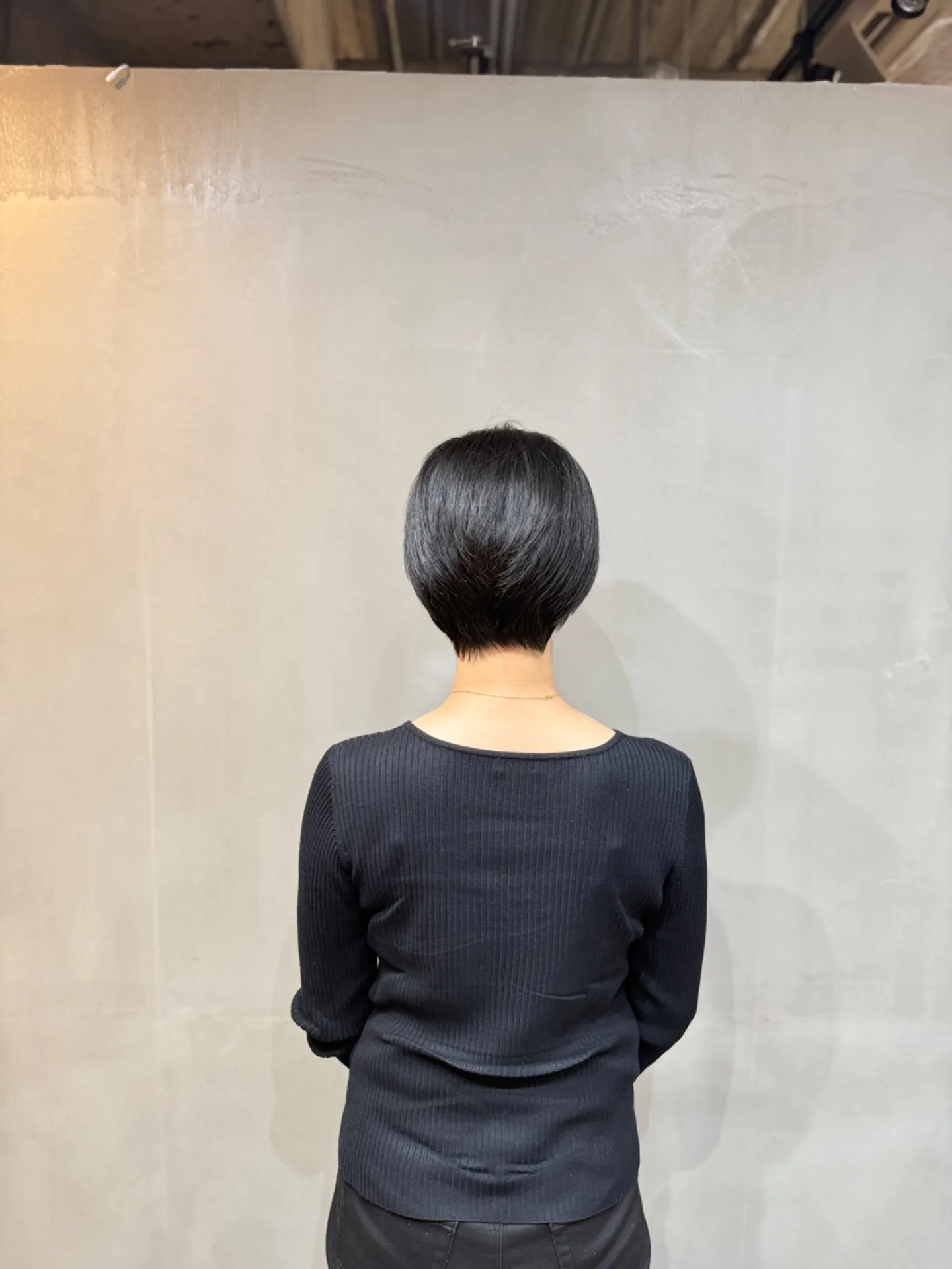 「大人可愛く洗練。40代・50代・60代女性のためのマッシュショート」｜一宮町美容室バック