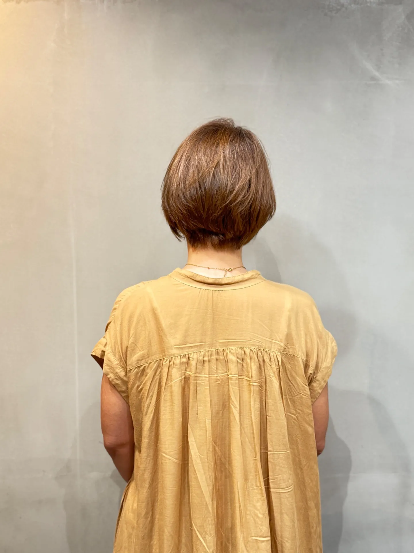 「上品で小顔効果も。50代・60代・70代女性に似合う前下がりショートボブ」|一宮町美容室バック