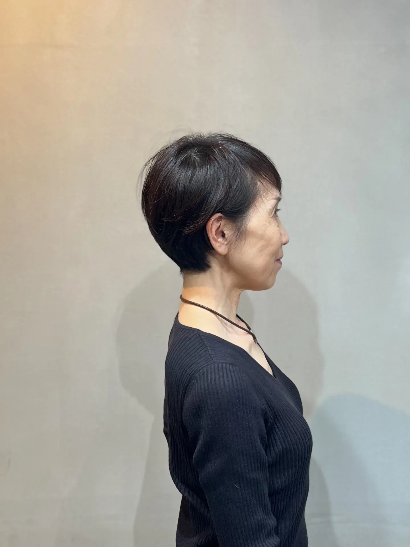 「大人世代におすすめ。50代・60代・70代女性の前下がりアシメショートヘア」｜一宮町美容室サイド