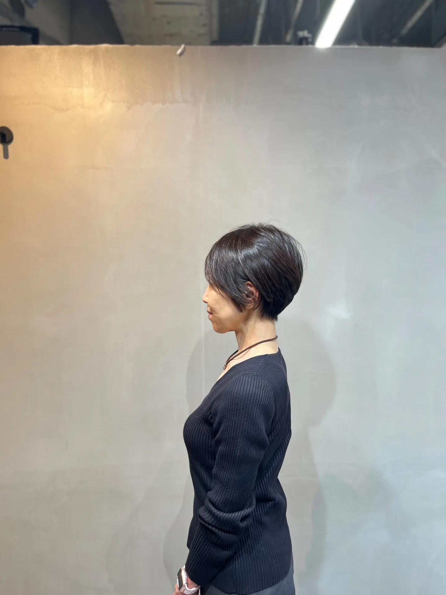 「大人世代におすすめ。50代・60代・70代女性の前下がりアシメショートヘア」｜一宮町美容室サイド