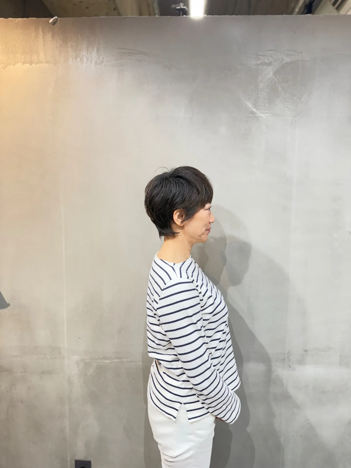 「ナチュラルで華やかに。50代・60代・70代女性の多毛ショートヘア」サイド