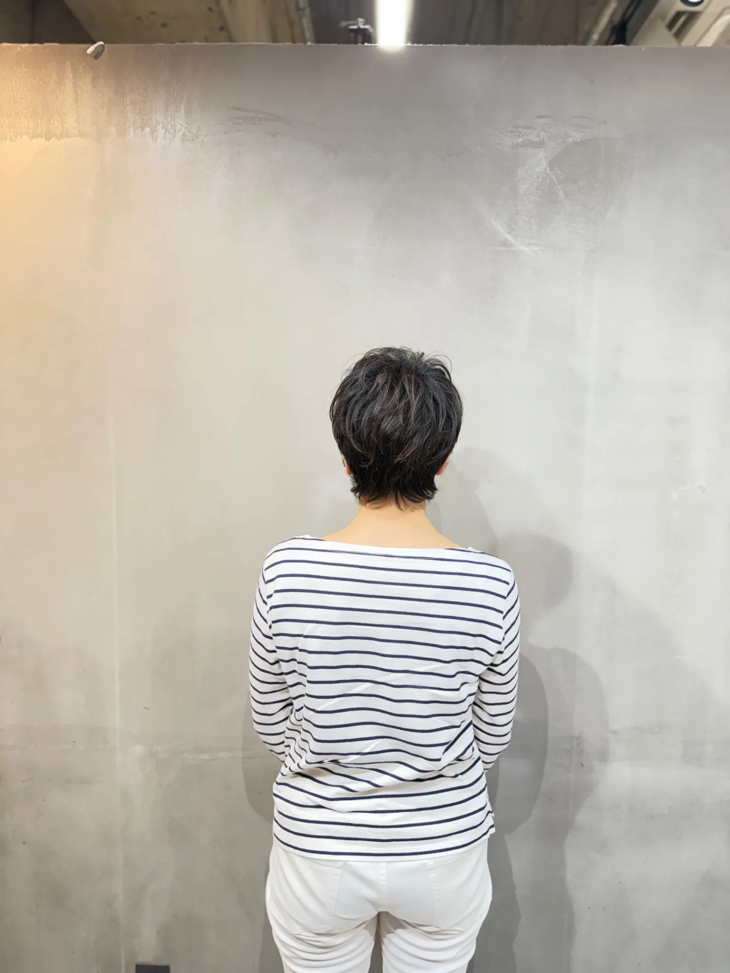 「ナチュラルで華やかに。50代・60代・70代女性の多毛ショートヘア」バック