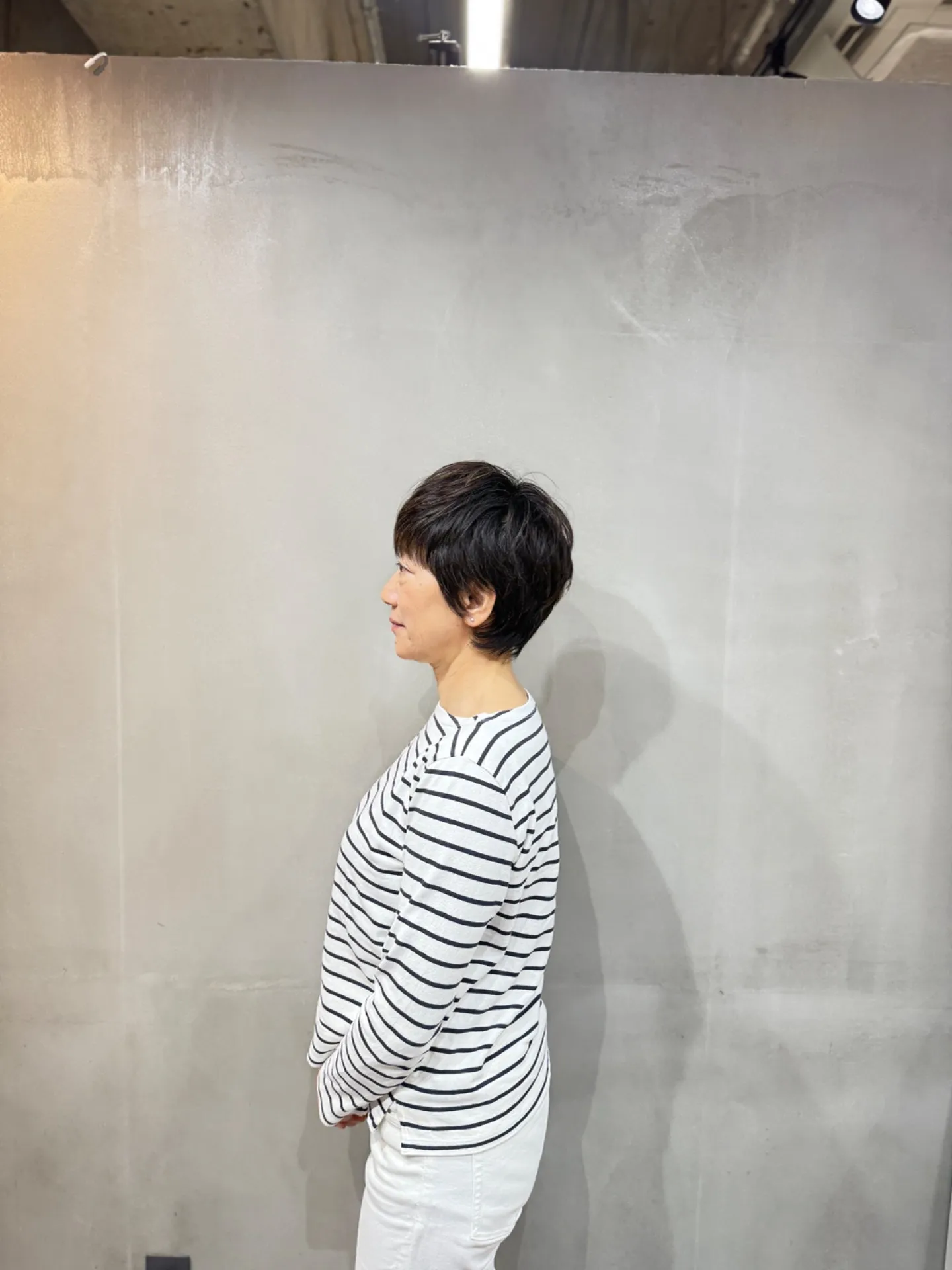 「ナチュラルで華やかに。50代・60代・70代女性の多毛ショートヘア」サイド