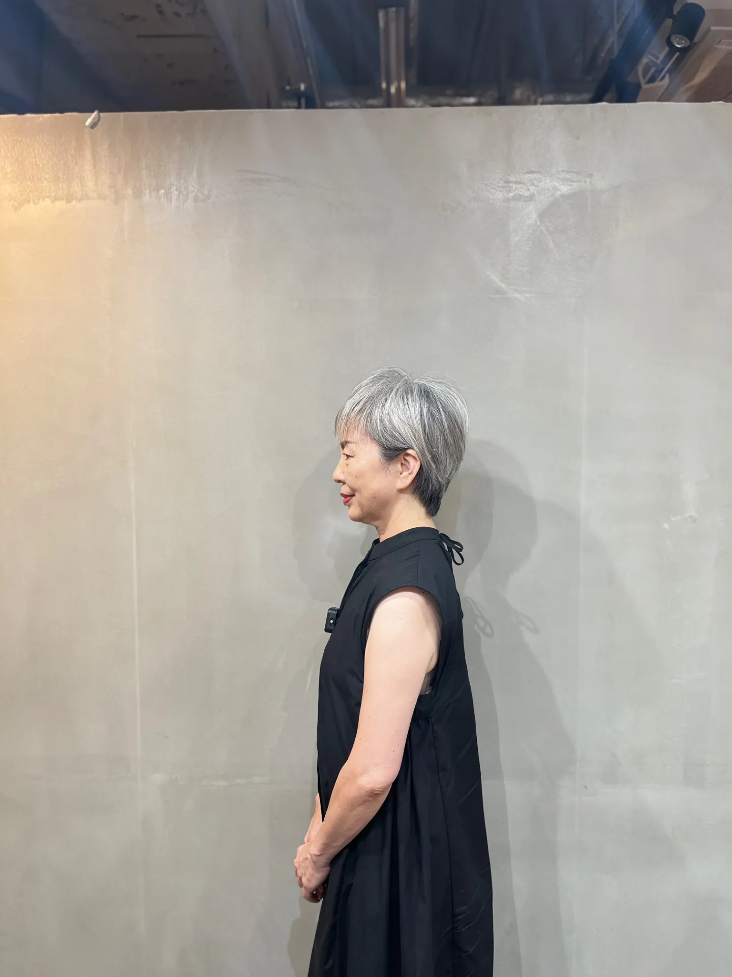 「個性と上品さを両立。50代・60代・70代女性におすすめのグレーヘアアシメショート」｜一宮町美容室サイド
