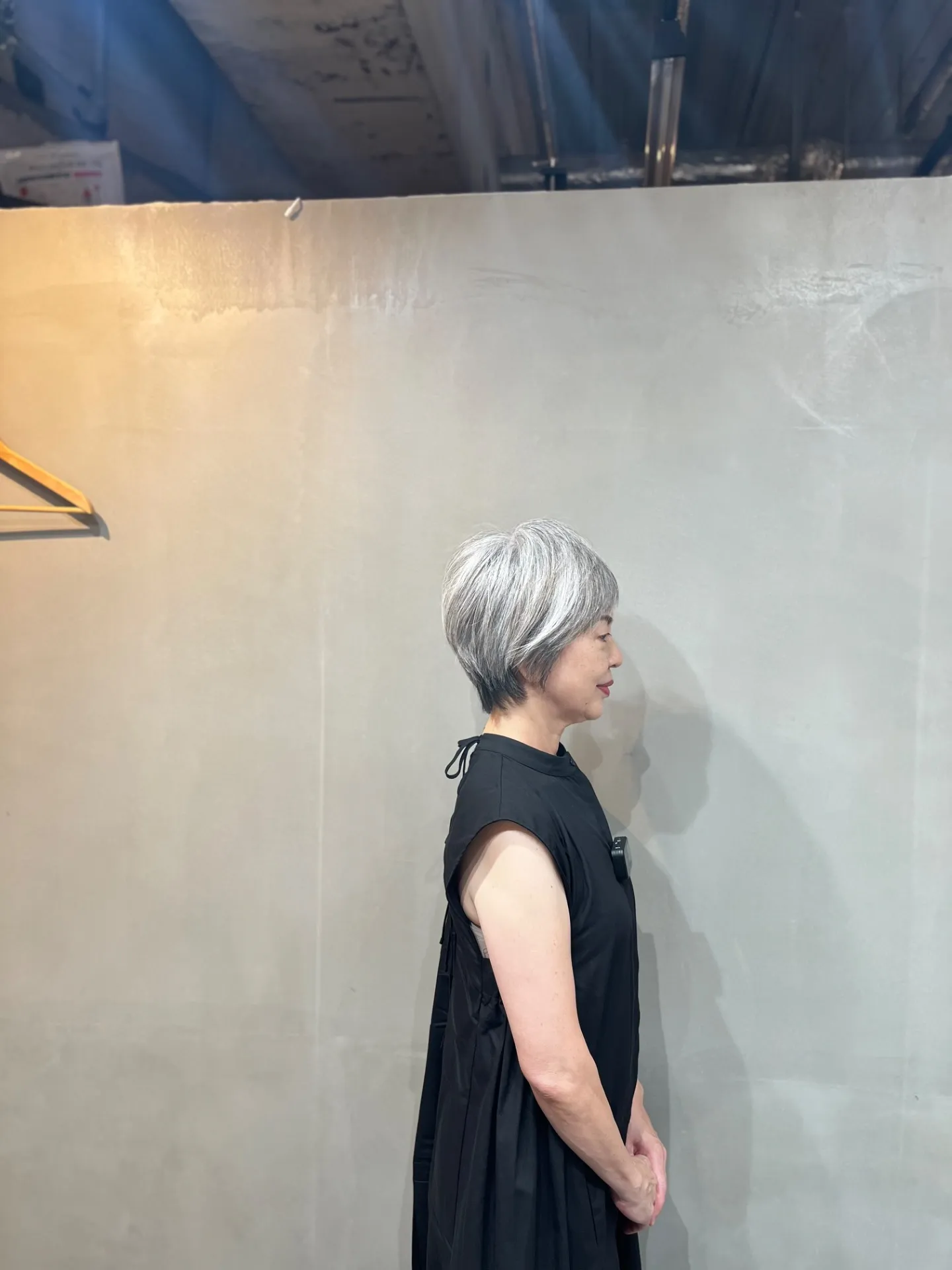 「個性と上品さを両立。50代・60代・70代女性におすすめのグレーヘアアシメショート」｜一宮町美容室サイド