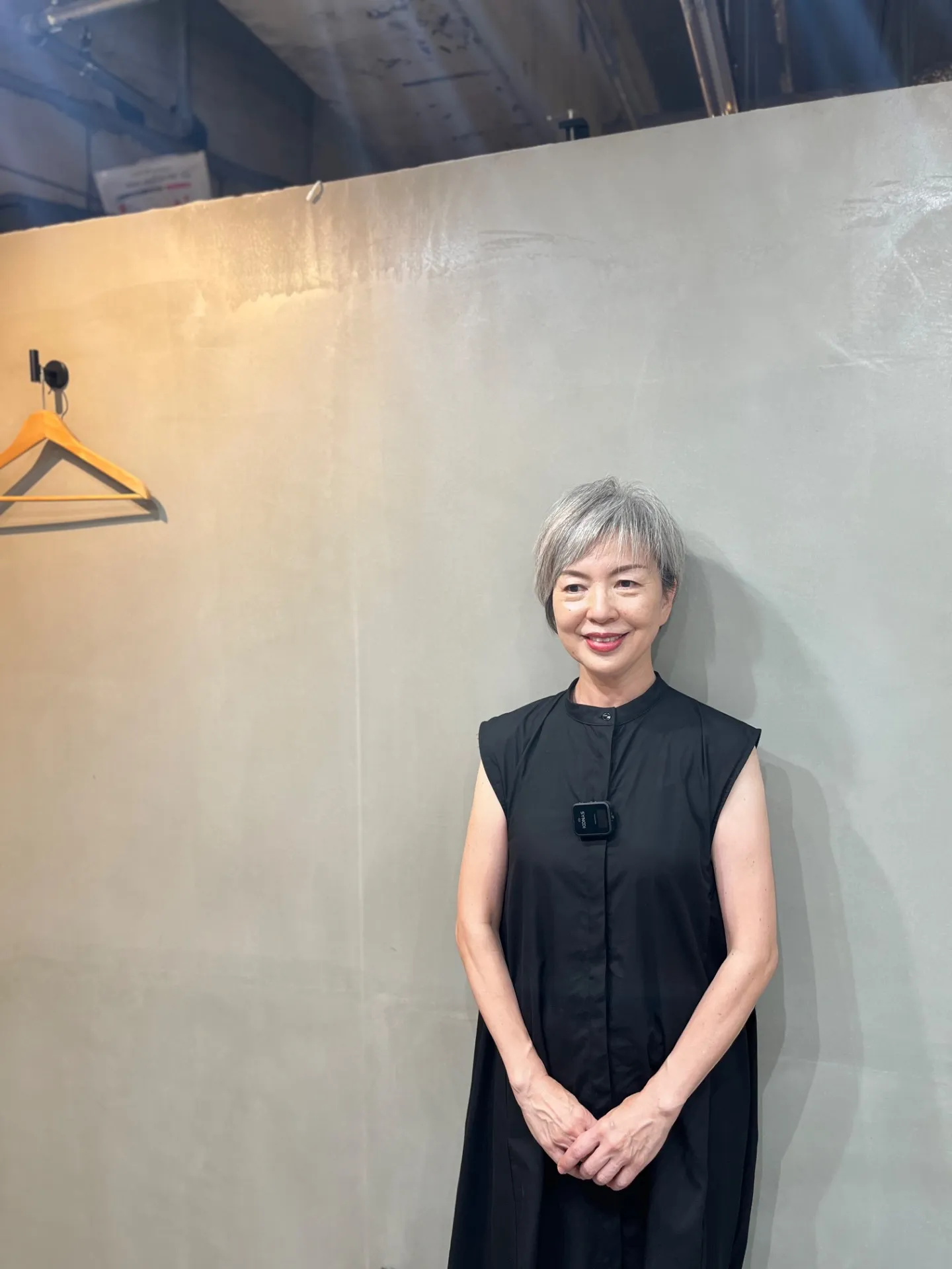 「個性と上品さを両立。50代・60代・70代女性におすすめのグレーヘアアシメショート」
