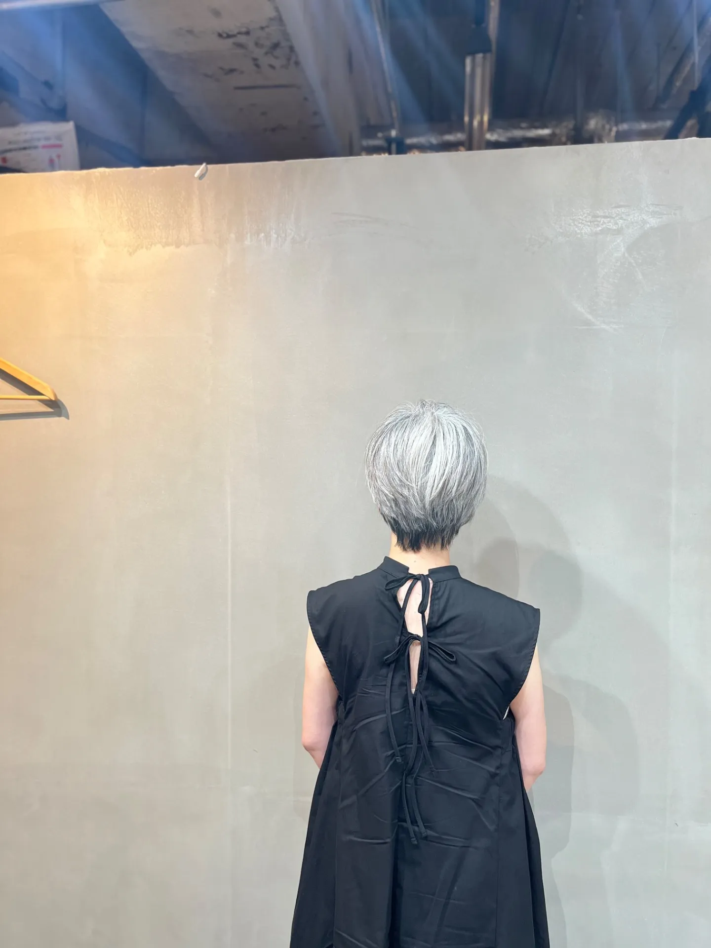 「個性と上品さを両立。50代・60代・70代女性におすすめのグレーヘアアシメショート」｜一宮町美容室バック