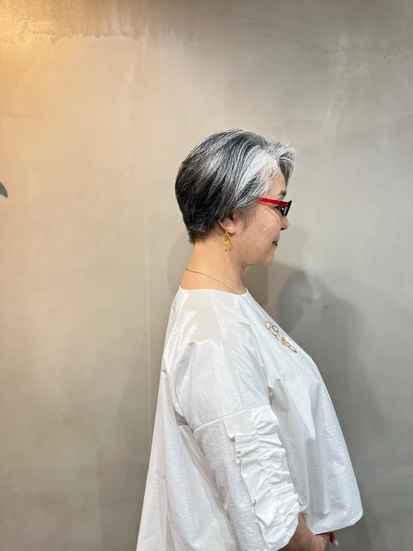 「上品で洗練。50代・60代・70代女性に似合うグレーヘア前下がりショート」一宮町美容室サイド