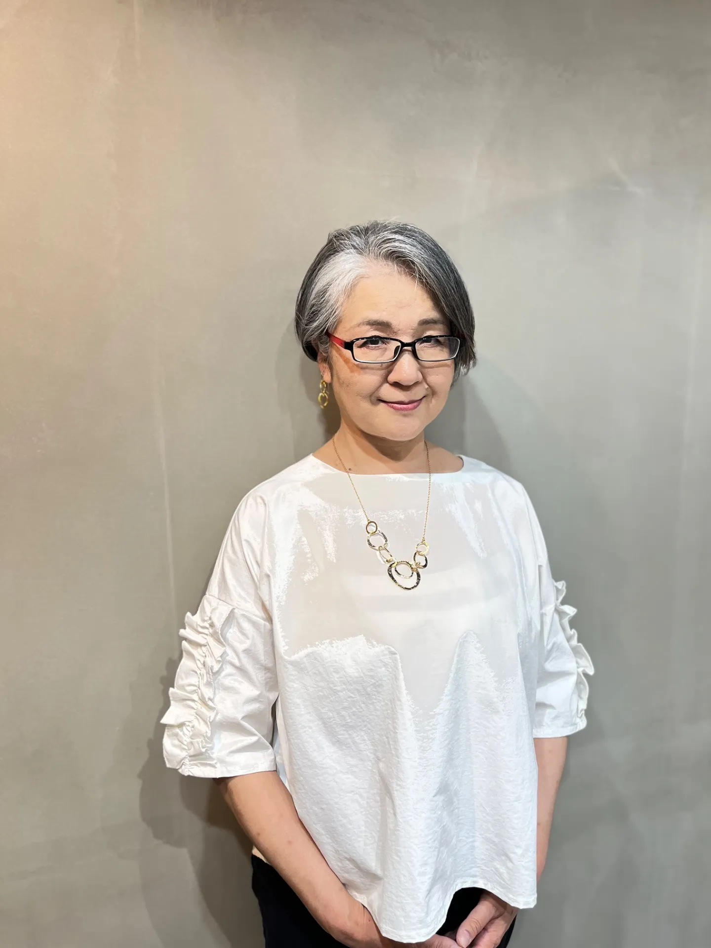 「上品で洗練。50代・60代・70代女性に似合うグレーヘア前下がりショート」