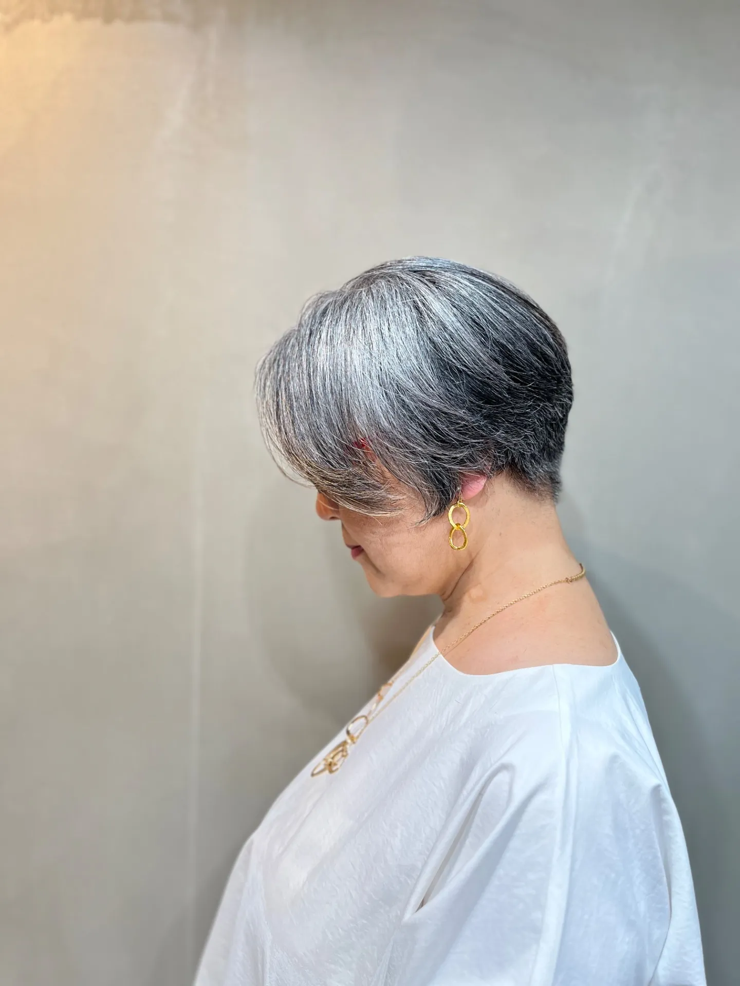 「上品で洗練。50代・60代・70代女性に似合うグレーヘア前下がりショート」一宮町美容室サイド