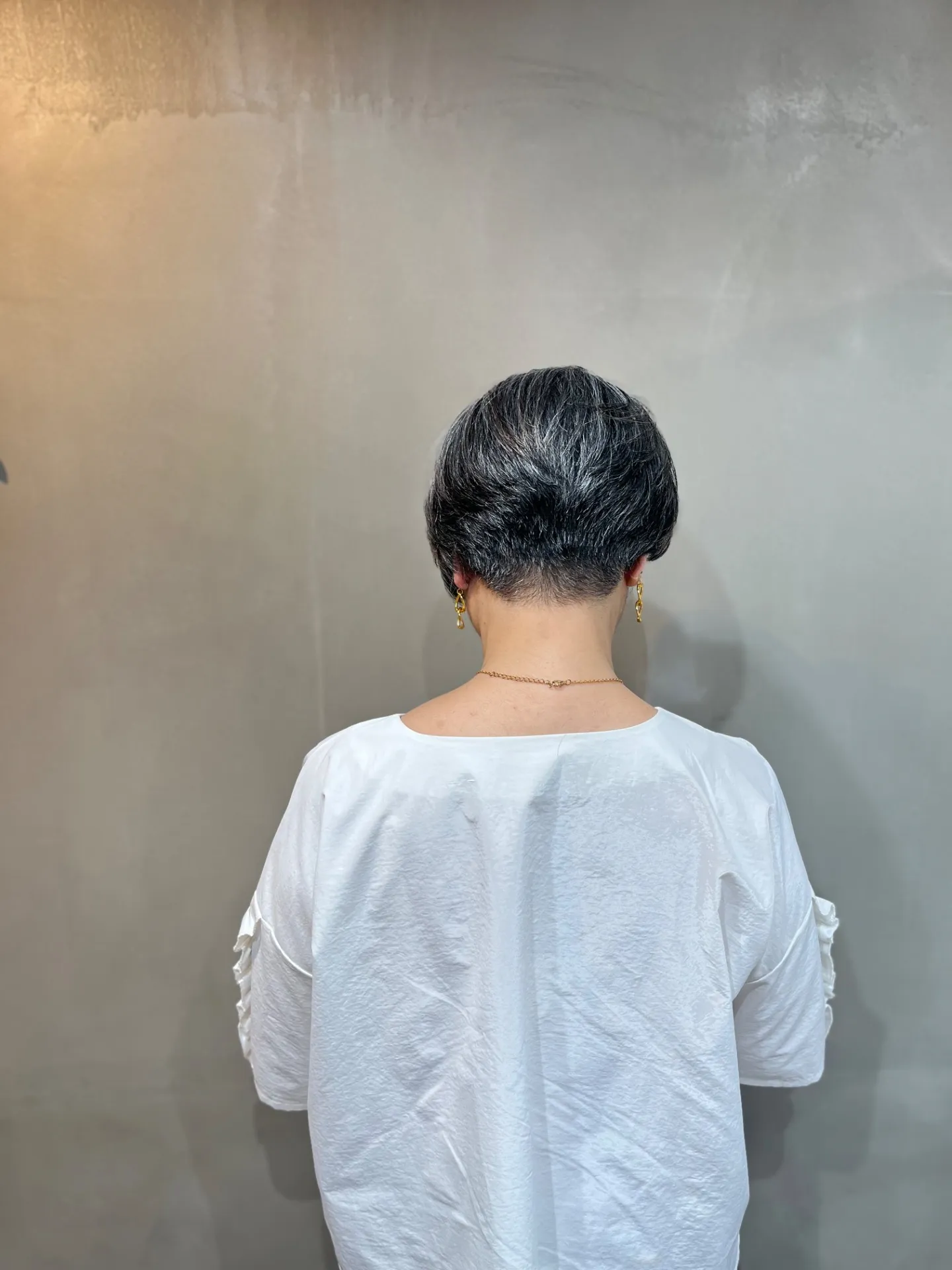 「上品で洗練。50代・60代・70代女性に似合うグレーヘア前下がりショート」一宮町美容室バック