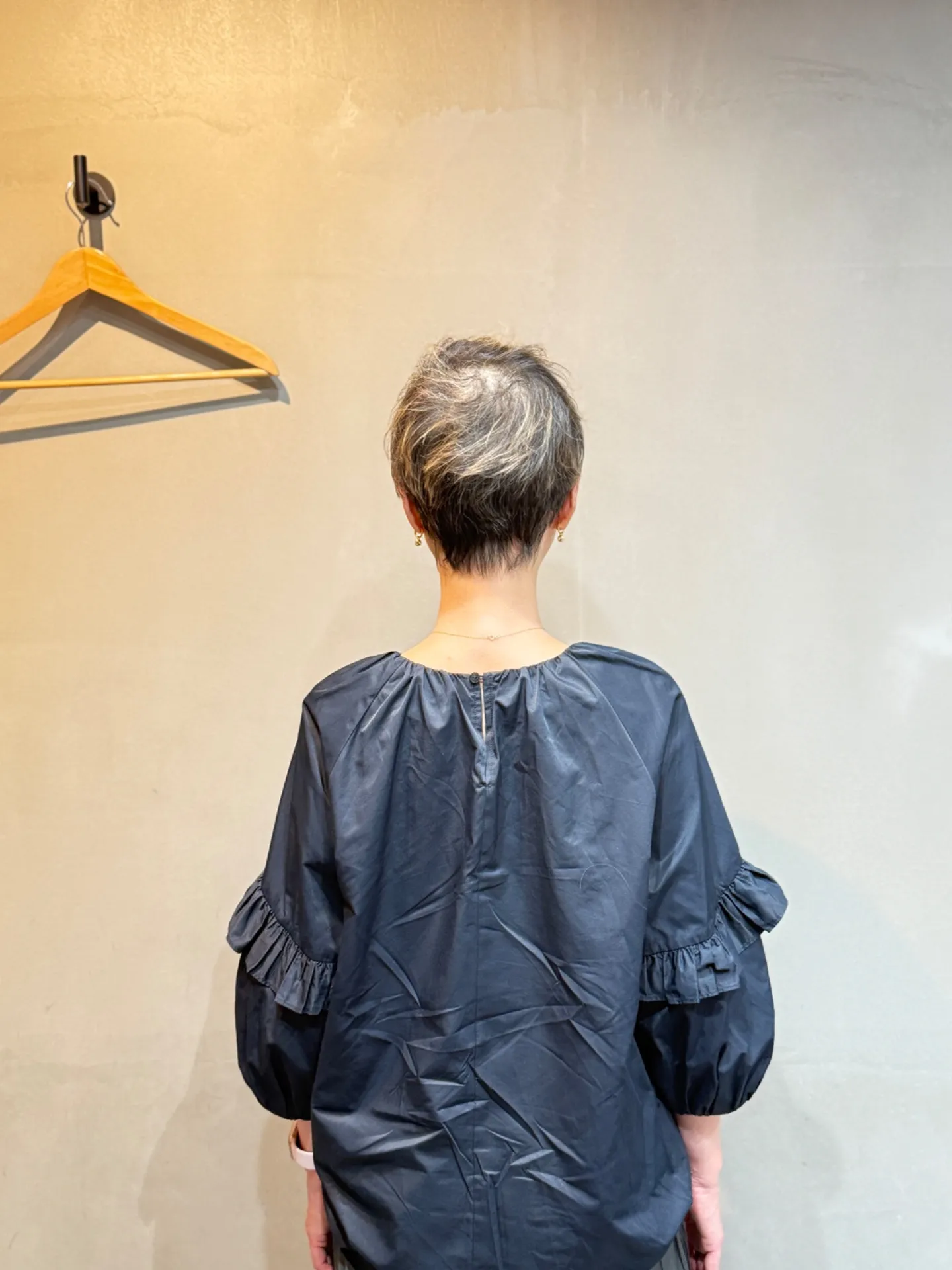 「上品で若々しく。50代・60代・70代女性に似合うベリーショートヘア」一宮美容室shiroバック