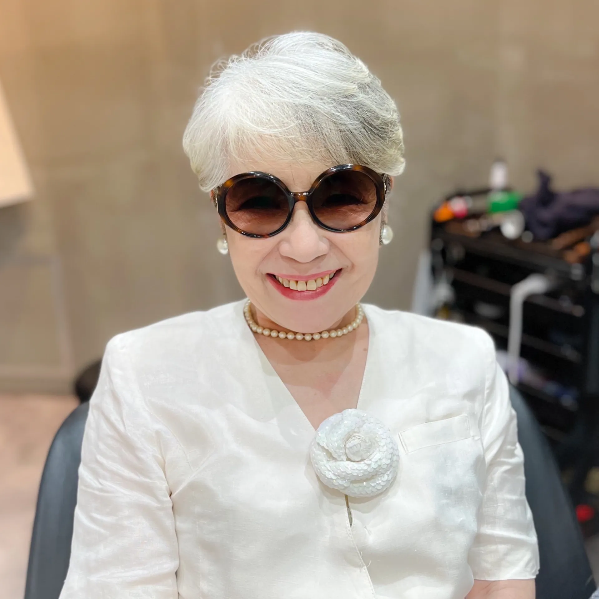 「上品な艶と軽やかさを。60代・70代・80代女性のグレーヘアショート」  ― 白髪を隠さず、魅力として楽しむ大人のスタイル。