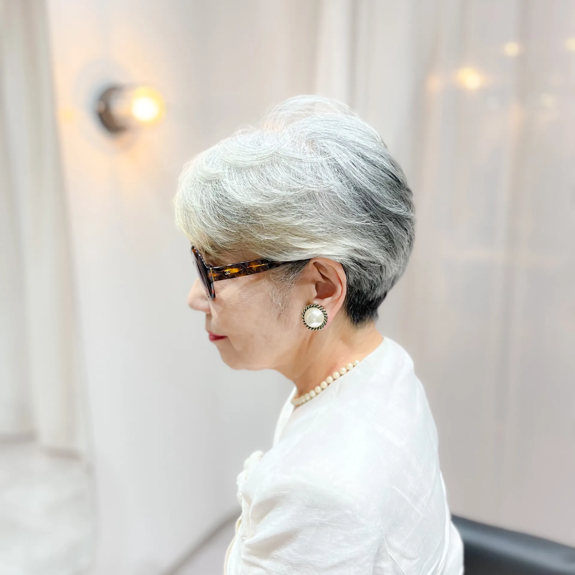 「上品な艶と軽やかさを。60代・70代・80代女性のグレーヘアショート」  ― 白髪を隠さず、魅力として楽しむ大人のスタイル。一宮美容院shiroサイド