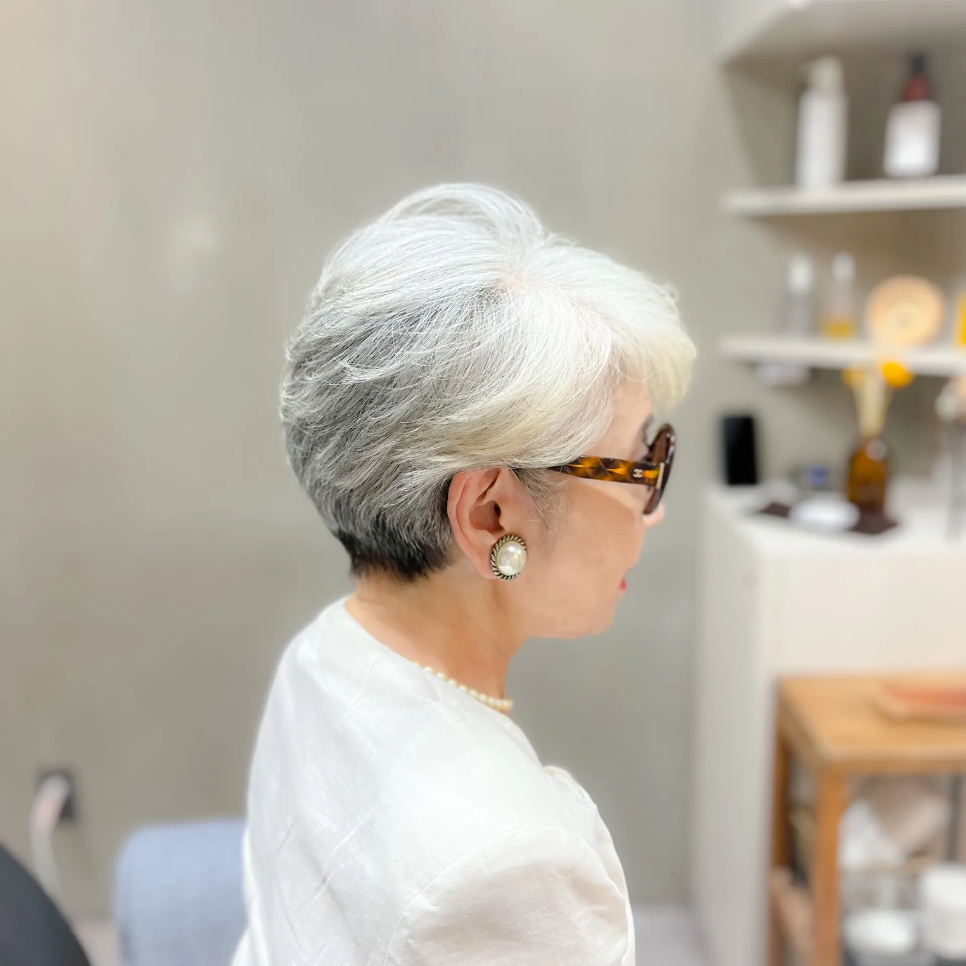 「上品な艶と軽やかさを。60代・70代・80代女性のグレーヘアショート」  ― 白髪を隠さず、魅力として楽しむ大人のスタイル。一宮美容院shiroサイド