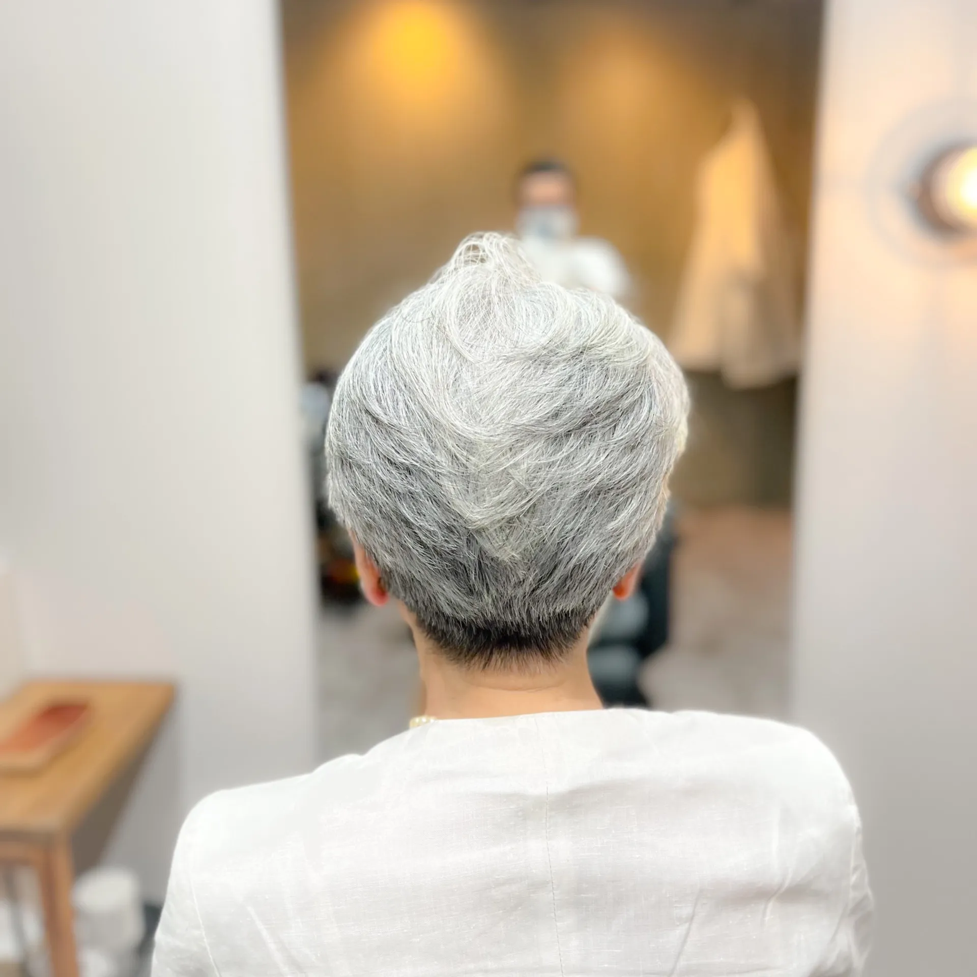 「上品な艶と軽やかさを。60代・70代・80代女性のグレーヘアショート」  ― 白髪を隠さず、魅力として楽しむ大人のスタイル。一宮美容院shiroバック