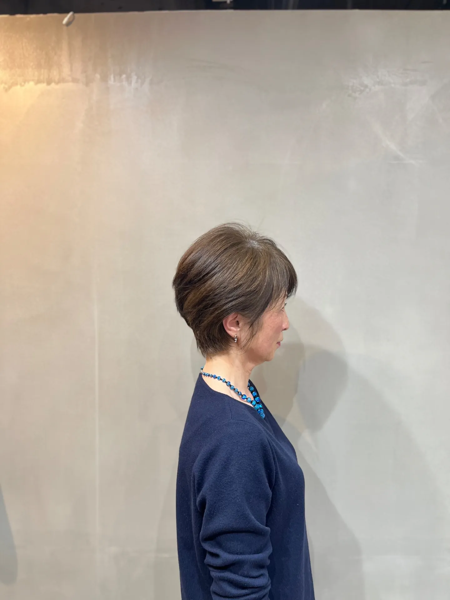 「耳かけで上品に。50代・60代・70代女性のための大人ショートスタイル」一宮町美容院shiroサイド