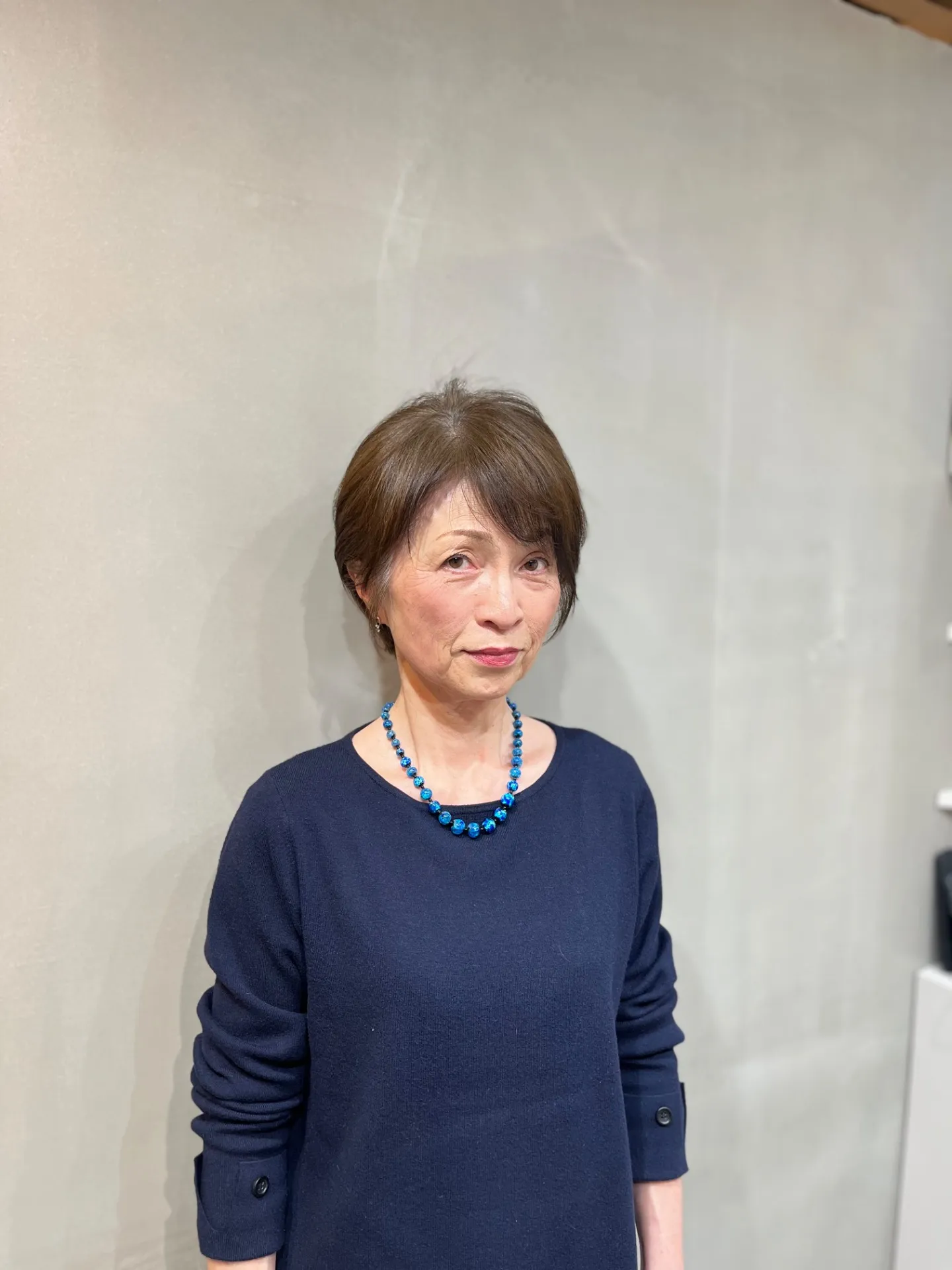 「耳かけで上品に。50代・60代・70代女性のための大人ショートスタイル」