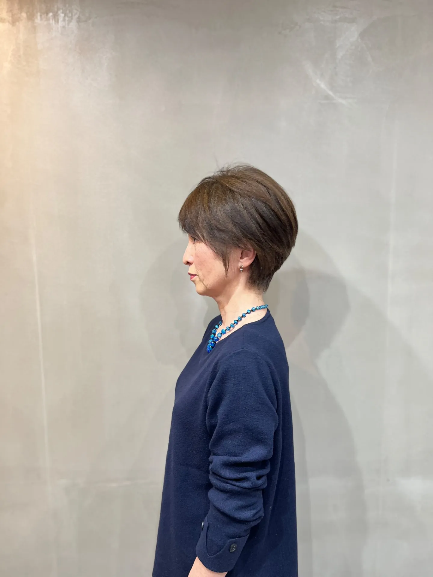 「耳かけで上品に。50代・60代・70代女性のための大人ショートスタイル」一宮町美容院shiroサイド