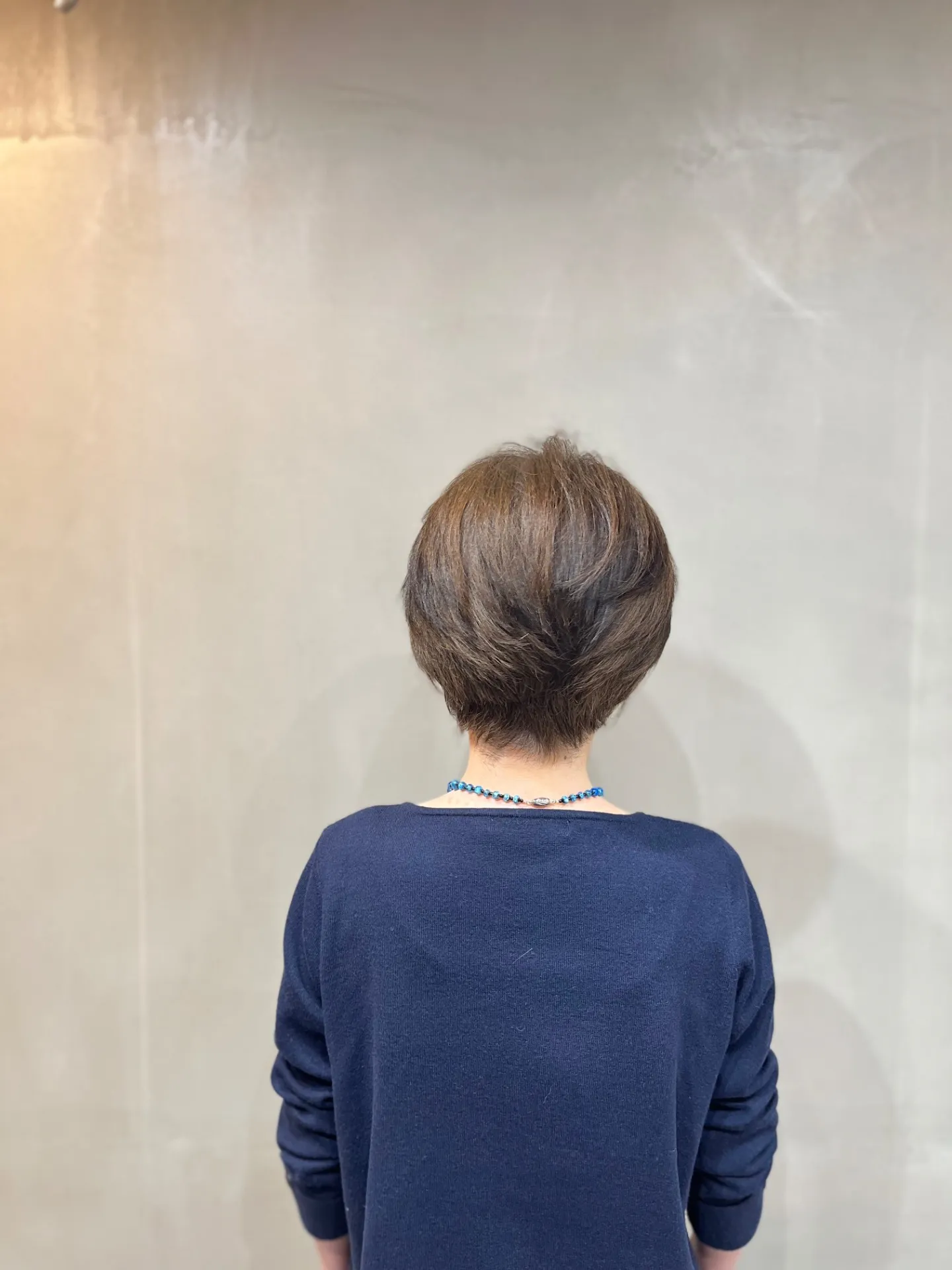 「耳かけで上品に。50代・60代・70代女性のための大人ショートスタイル」一宮町美容院shiroバック