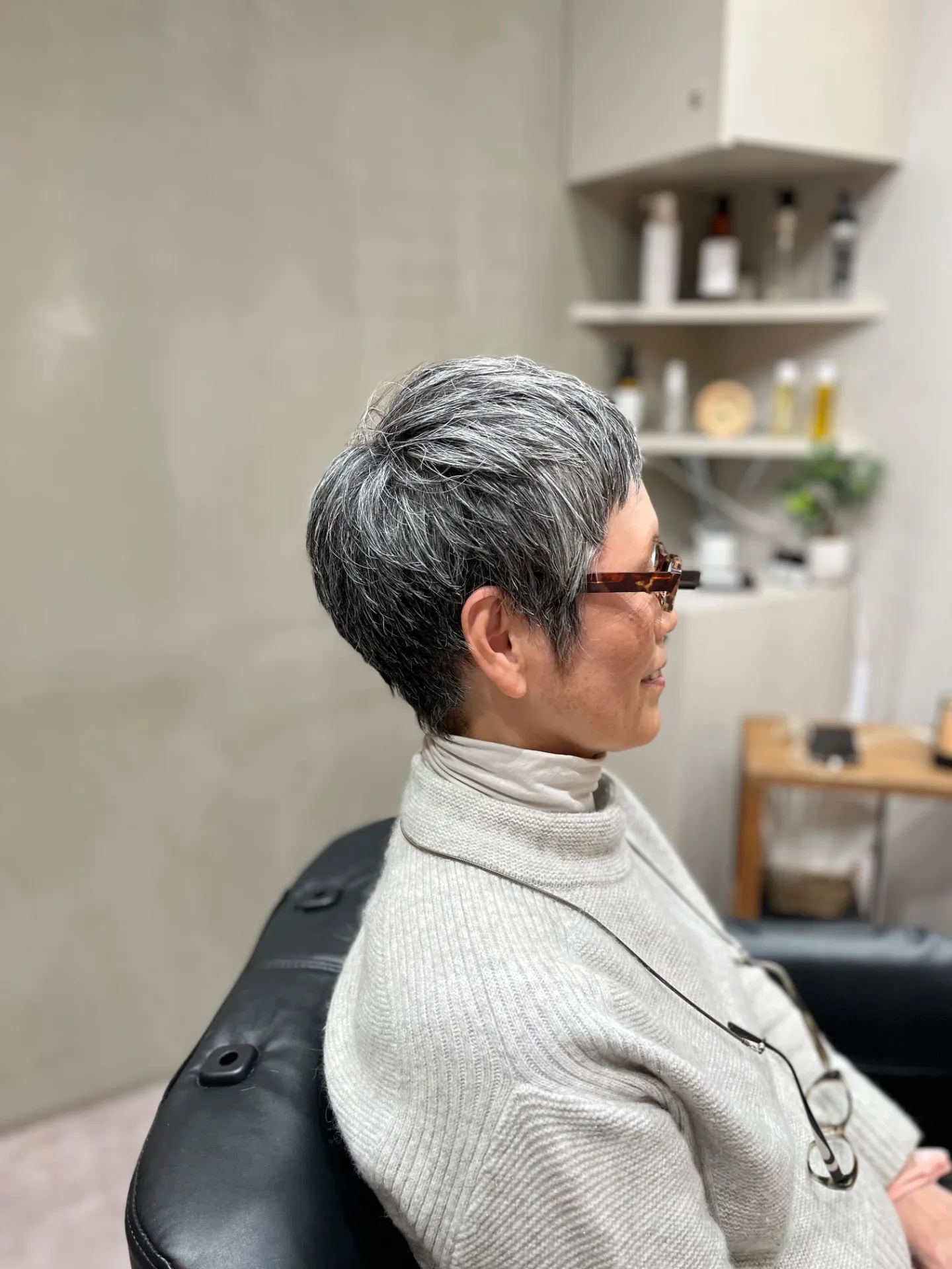 知的でスタイリッシュに。50代・60代・70代女性のマッシュショートヘアサイド