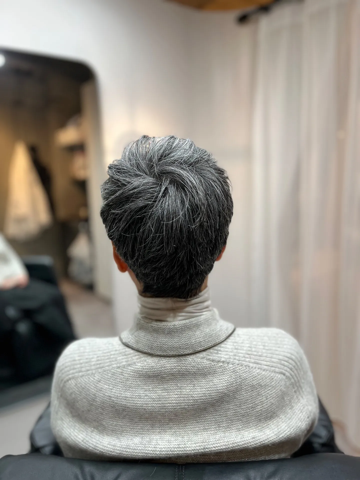 知的でスタイリッシュに。50代・60代・70代女性のマッシュショートヘアバック