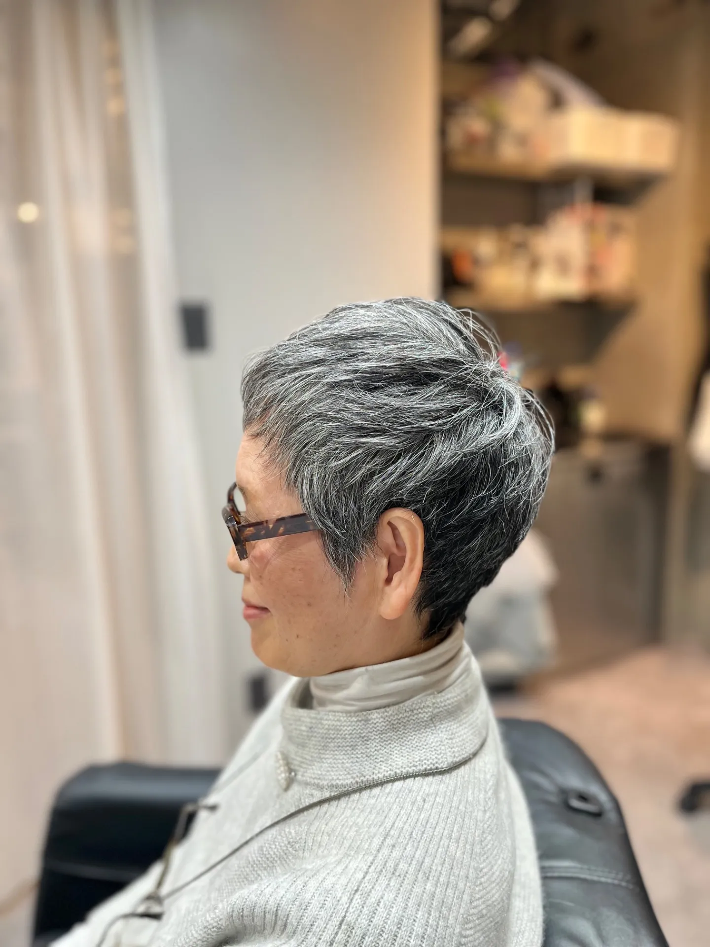 知的でスタイリッシュに。50代・60代・70代女性のマッシュショートヘアサイド