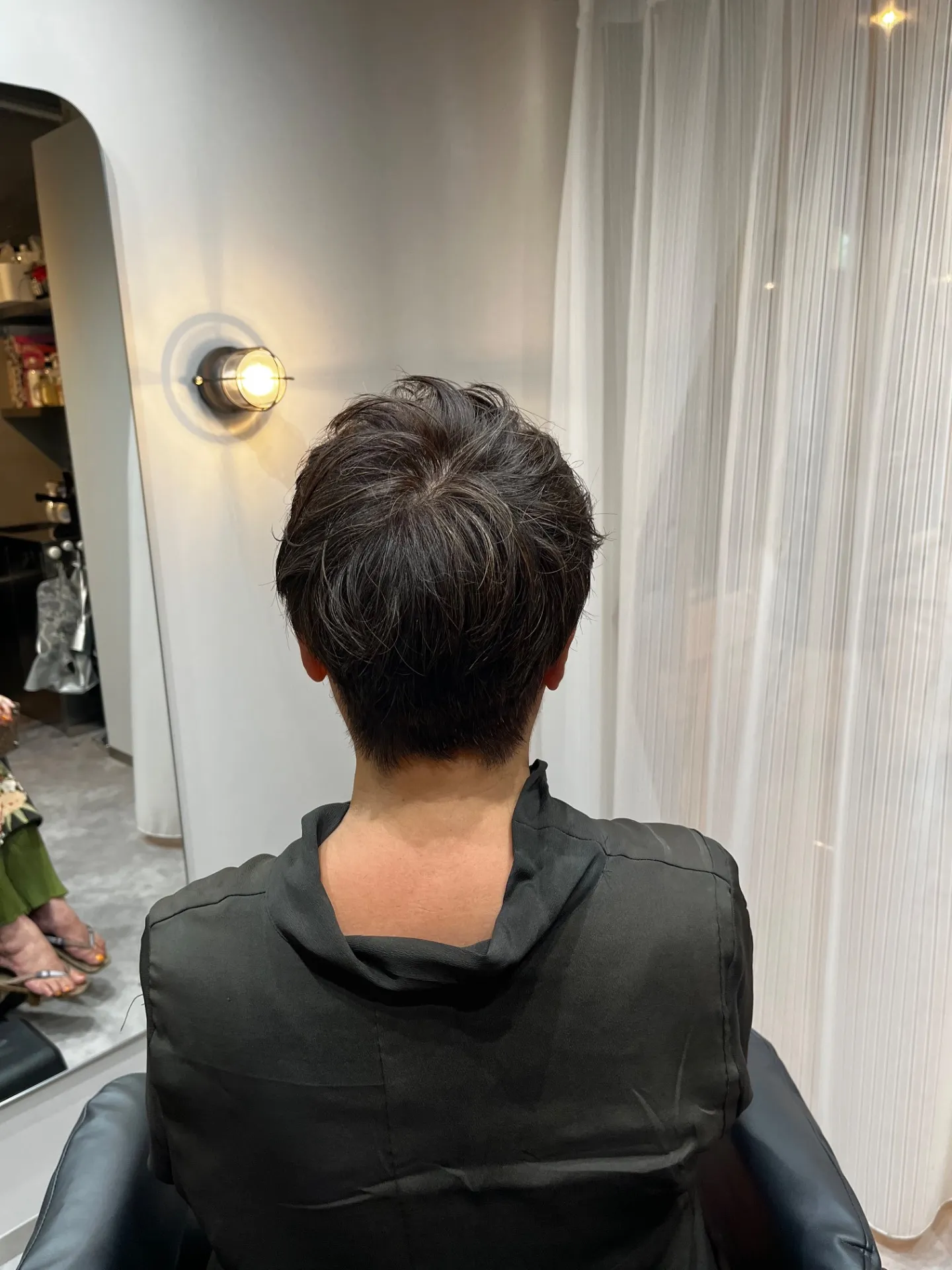 「モードすぎない上品さ。50代・60代・70代女性の2ブロックマッシュショート」一宮町美容院shiroバック」