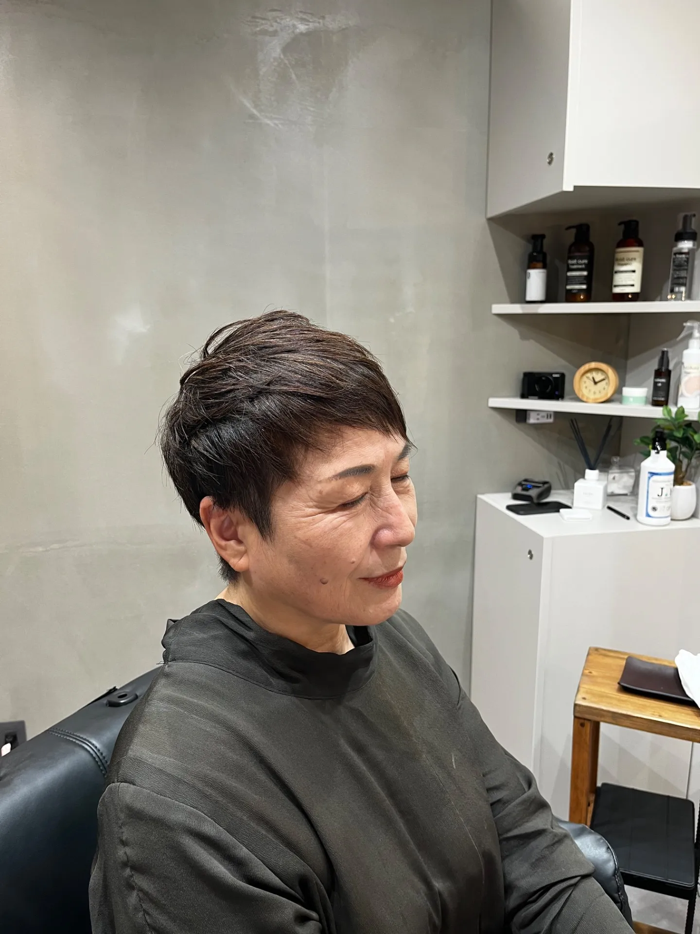 「モードすぎない上品さ。50代・60代・70代女性の2ブロックマッシュショート」一宮町美容院shiroサイド