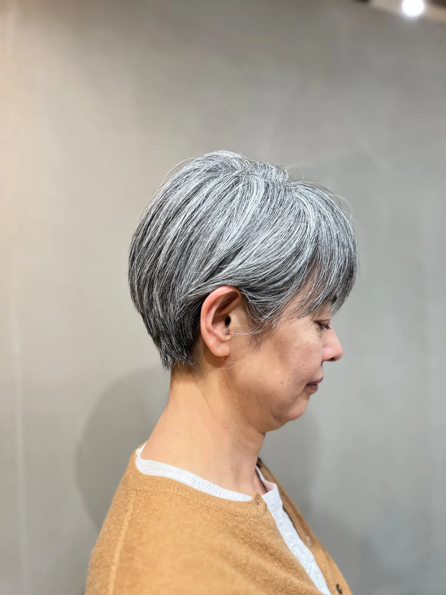 「白髪を魅力に変える。50代・60代・70代女性の耳かけショートスタイル」一宮町美容院shiroサイド
