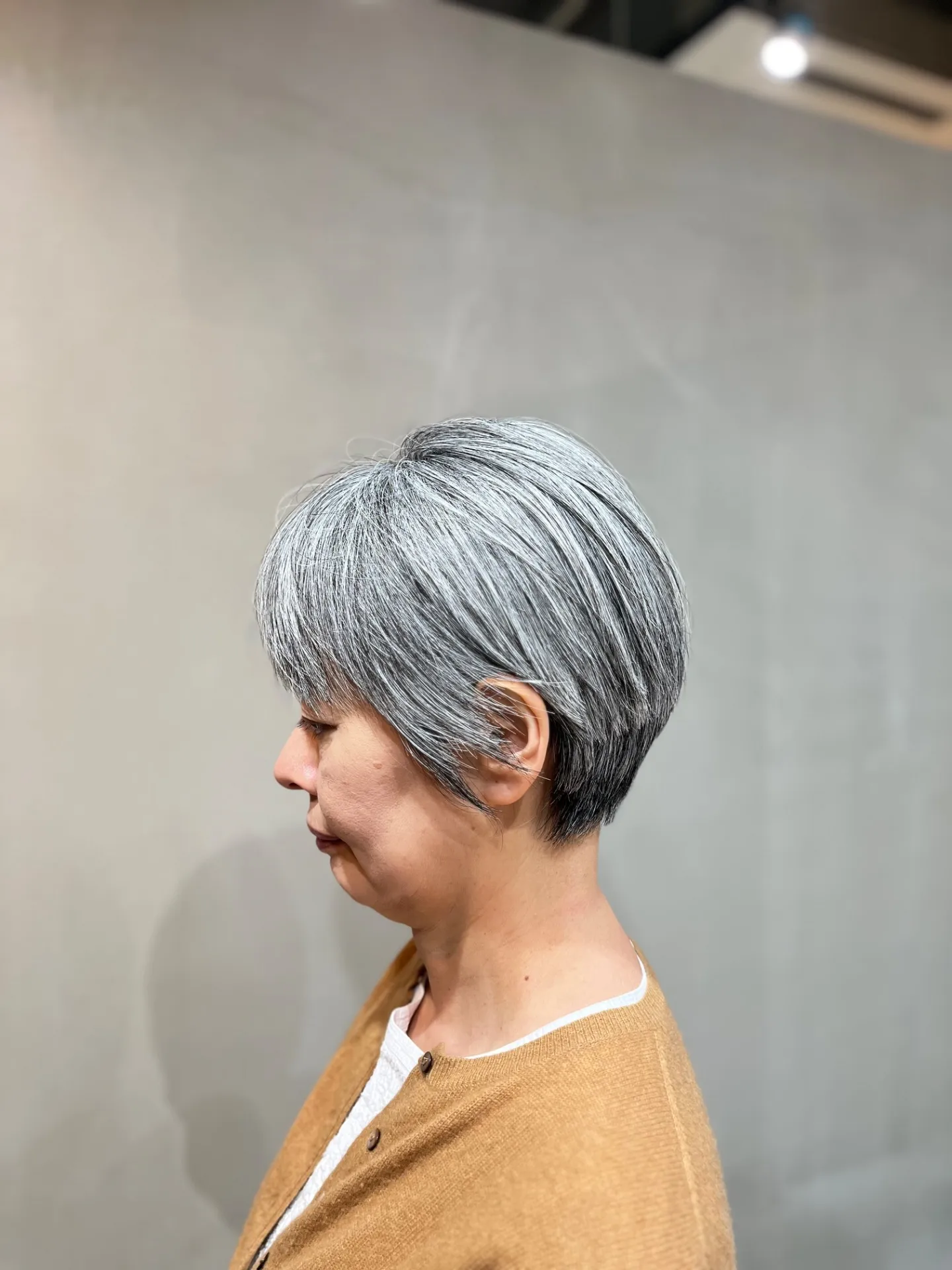 「白髪を魅力に変える。50代・60代・70代女性の耳かけショートスタイル」一宮町美容院shiroサイド