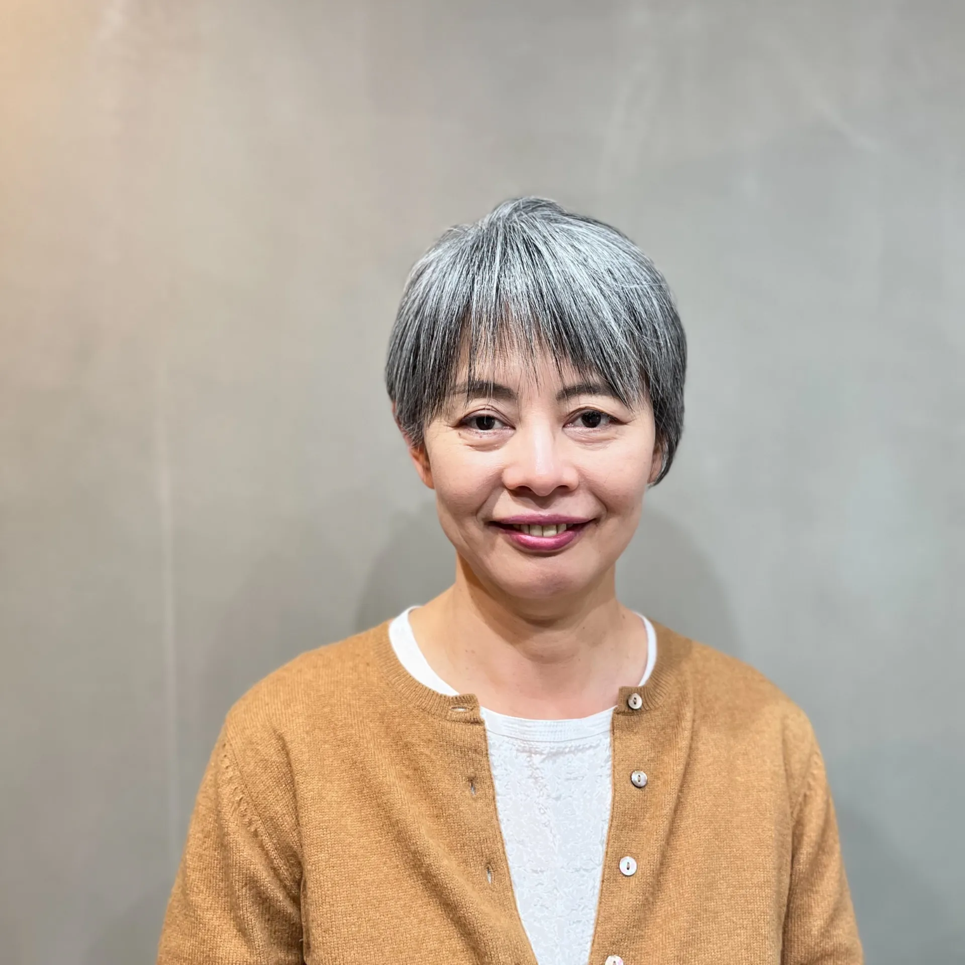 「白髪を魅力に変える。50代・60代・70代女性の耳かけショートスタイル」