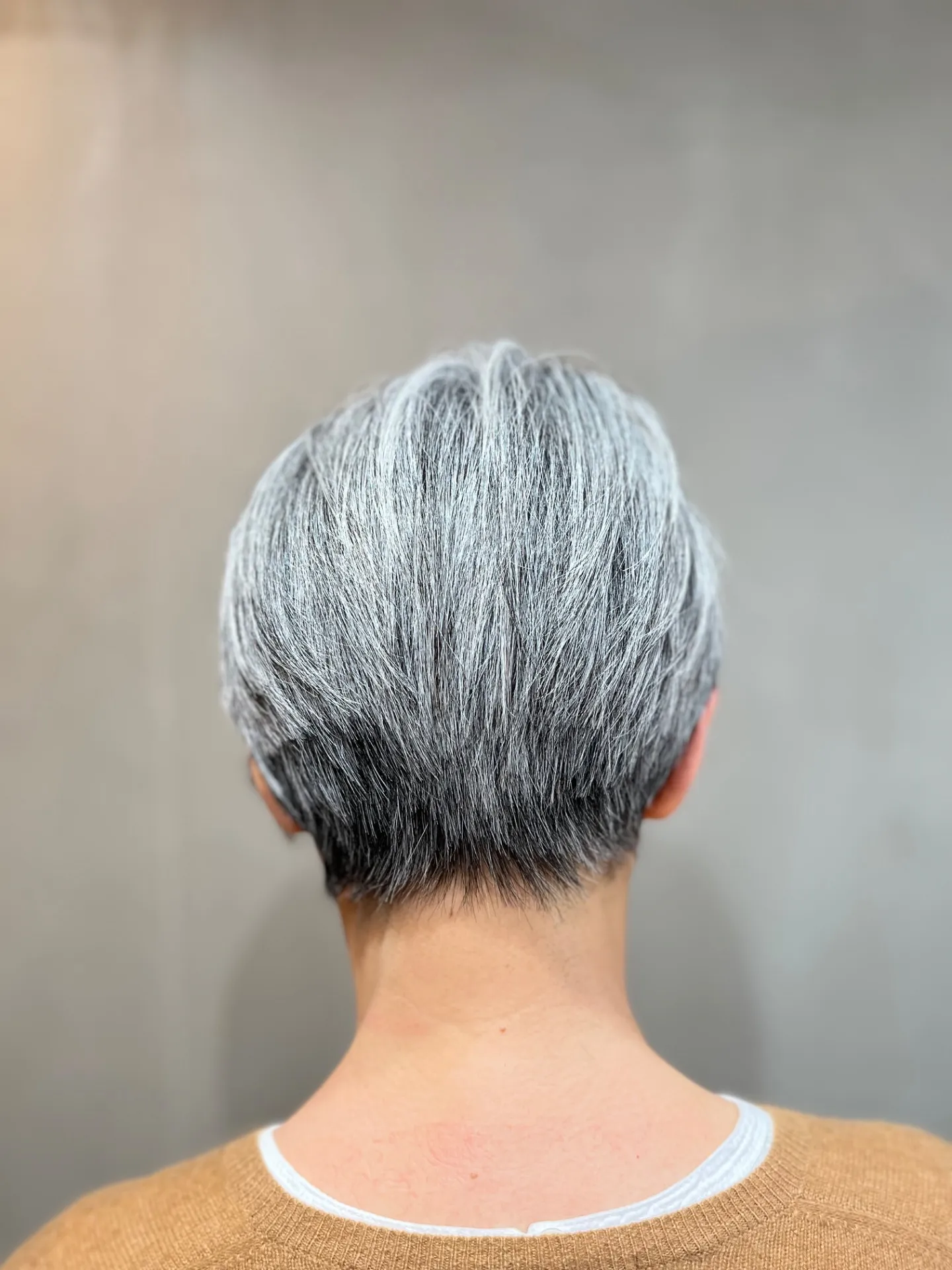 「白髪を魅力に変える。50代・60代・70代女性の耳かけショートスタイル」一宮町美容院shiroバック