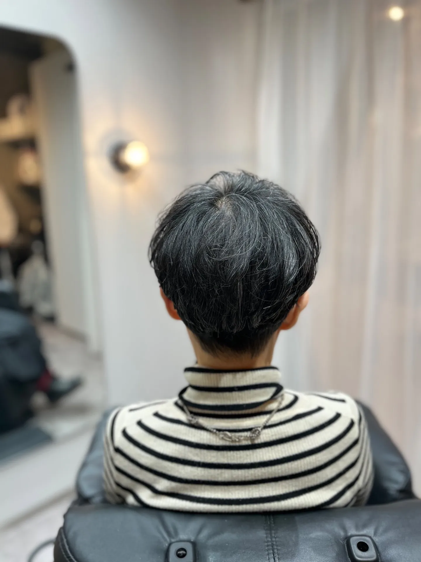 「白髪を魅力に変える。50代・60代・70代女性に似合うマッシュショート」一宮美容院shiroバック