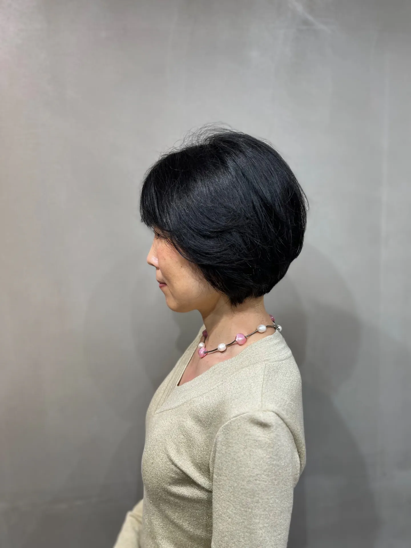 美しいサイドラインが際立つ。50代・60代・70代の前下がりショートボブ｜一宮美容院shiroサイド