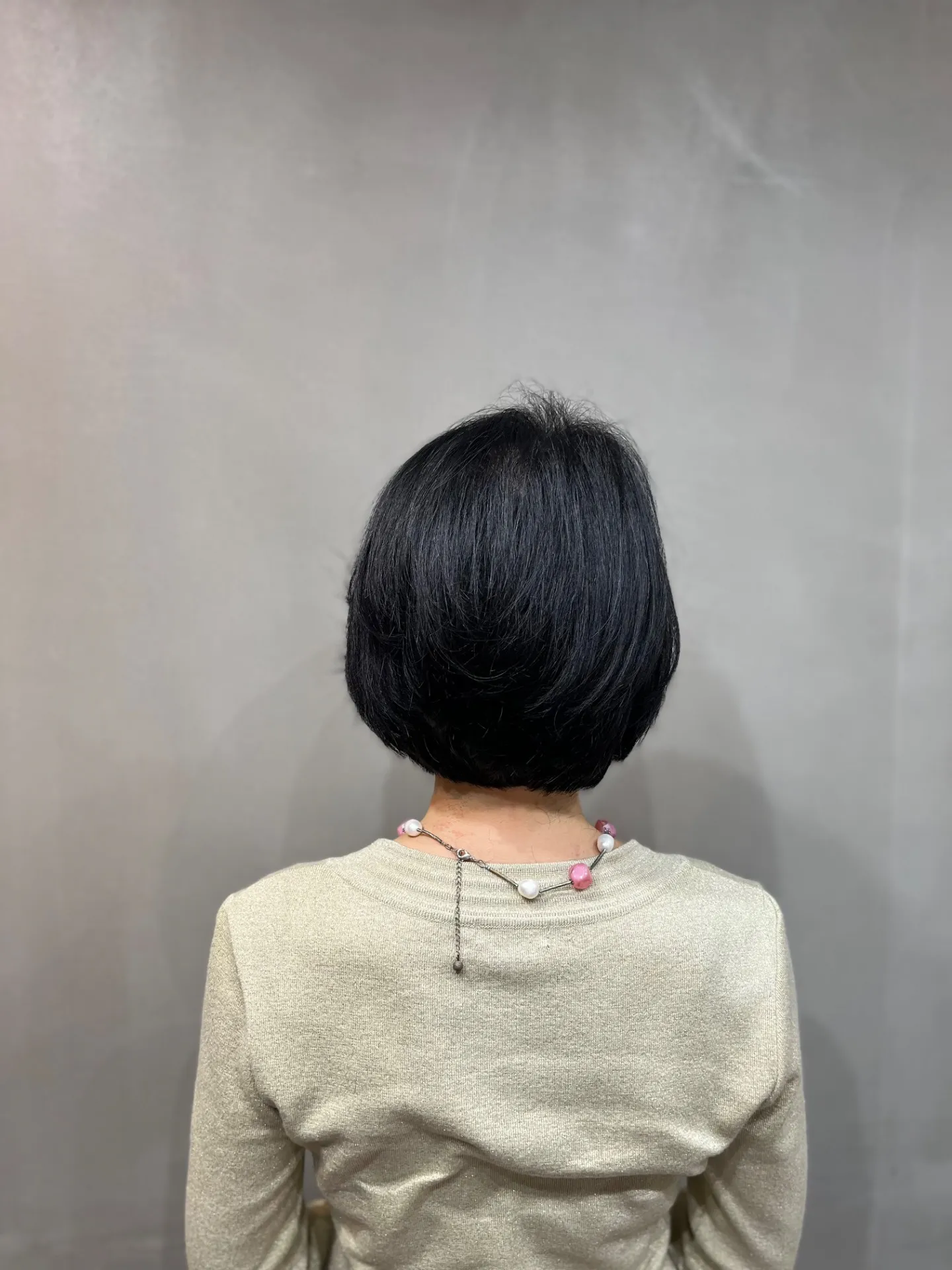 美しいサイドラインが際立つ。50代・60代・70代の前下がりショートボブ｜一宮美容院shiroバック