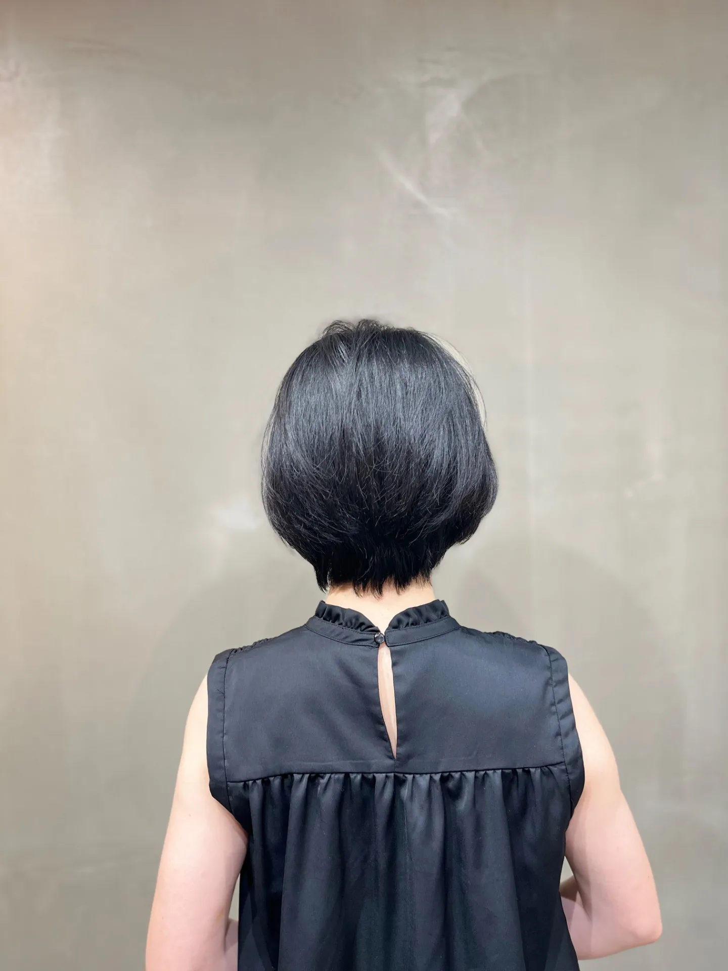 上品さと軽さを両立。50代女性のためのショートボブ|一宮町美容室shiriバック